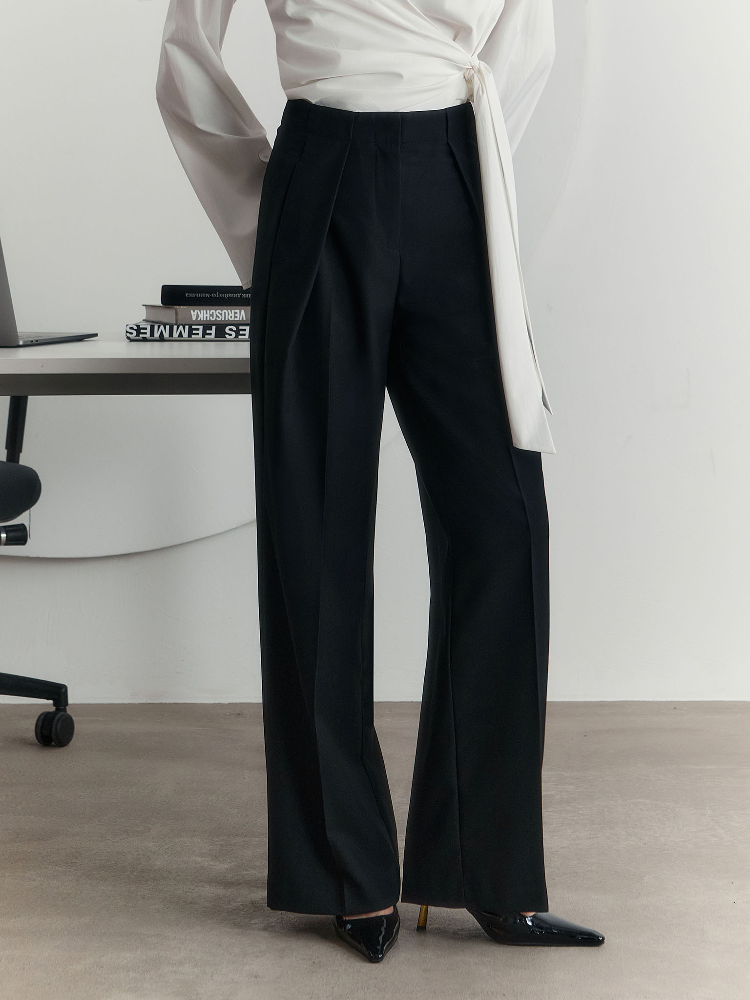 Loose-fitting suiting trousers with pleats at the front