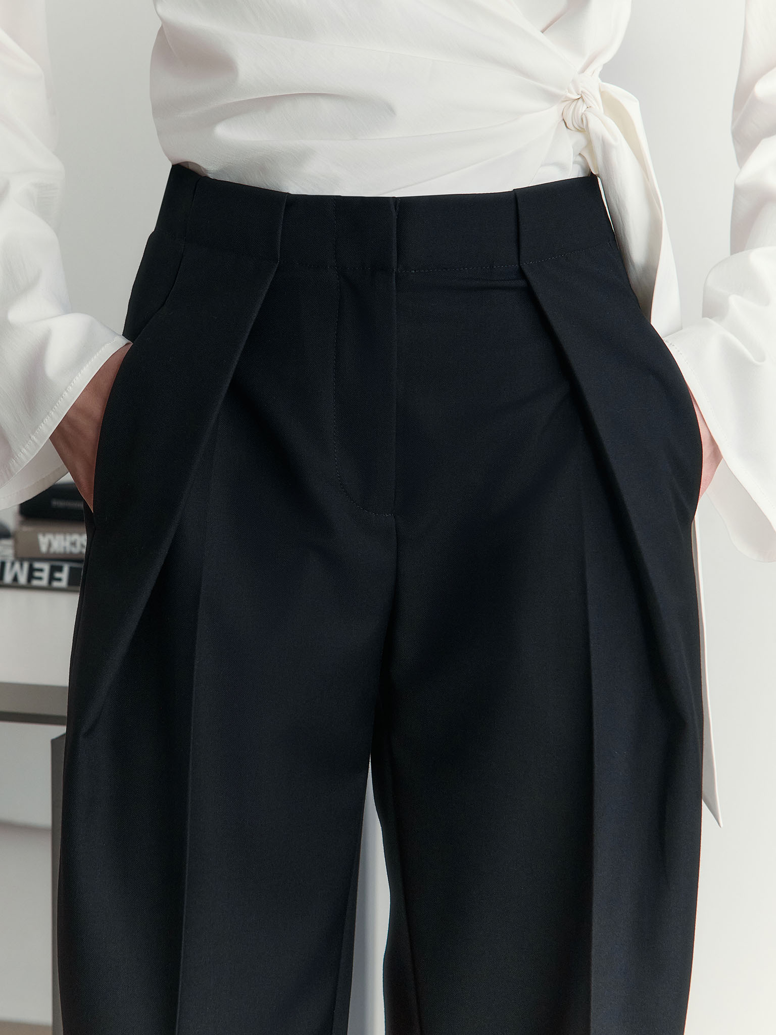 Loose-fitting suiting trousers with pleats at the front
