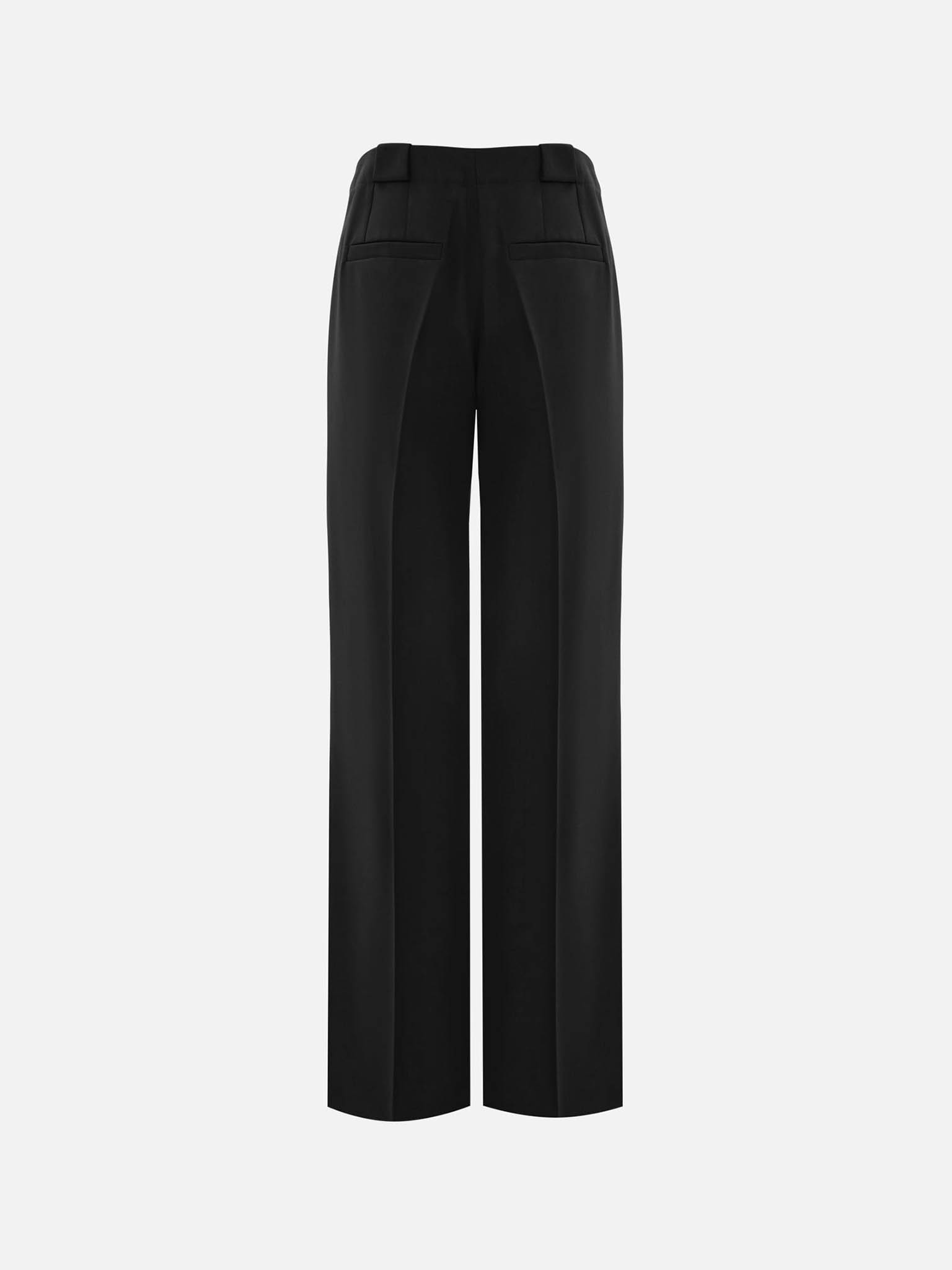Loose-fitting suiting trousers with pleats at the front