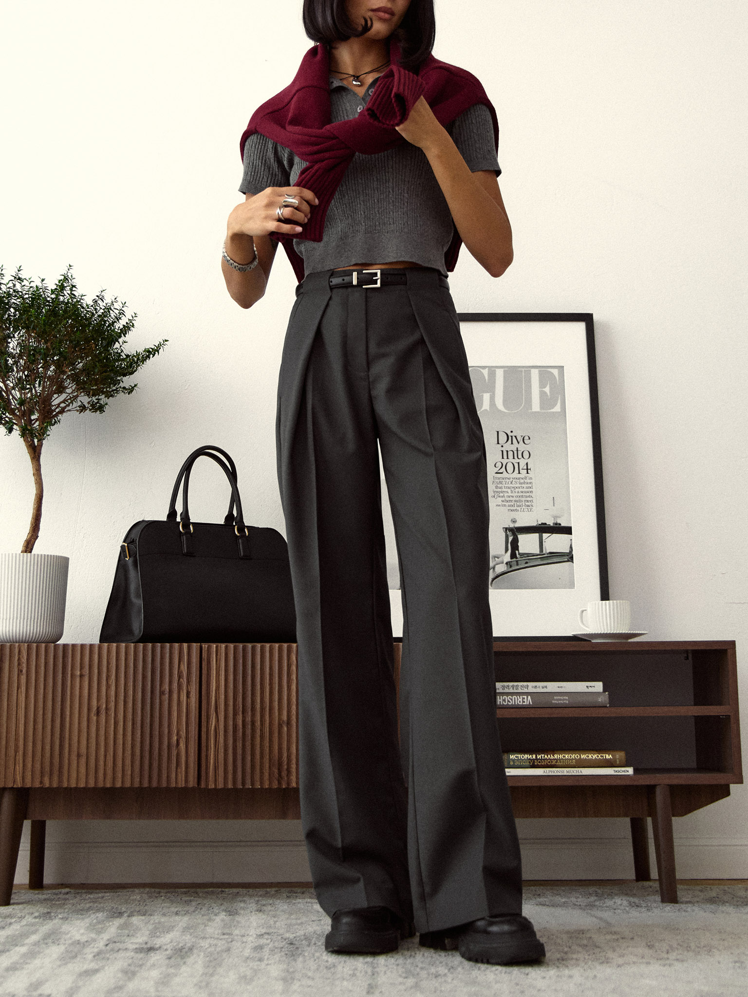 Locker sitzende Anzughose mit Falten auf der Vorderseite