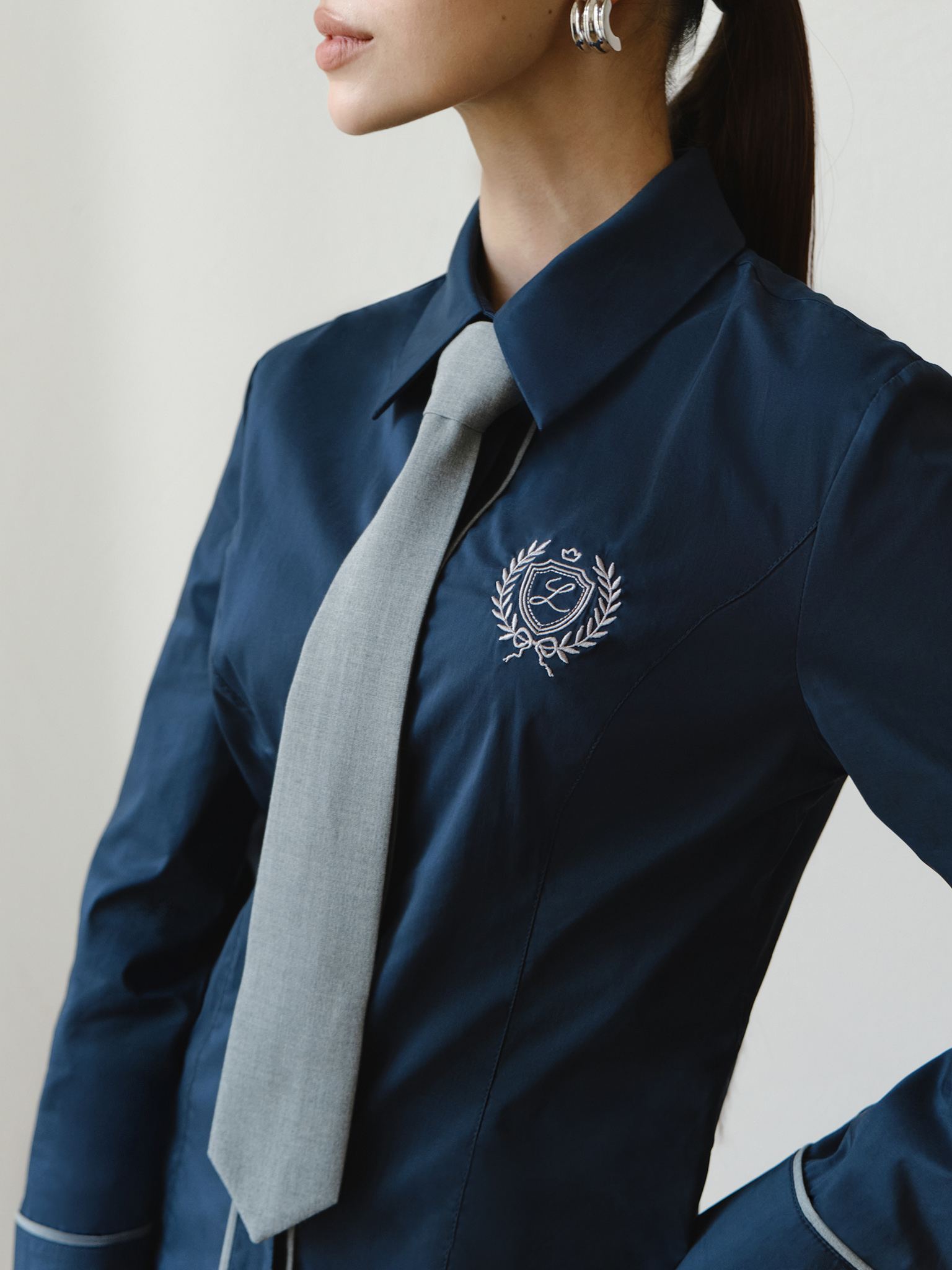 Fitted shirt with embroidered monogram and tie