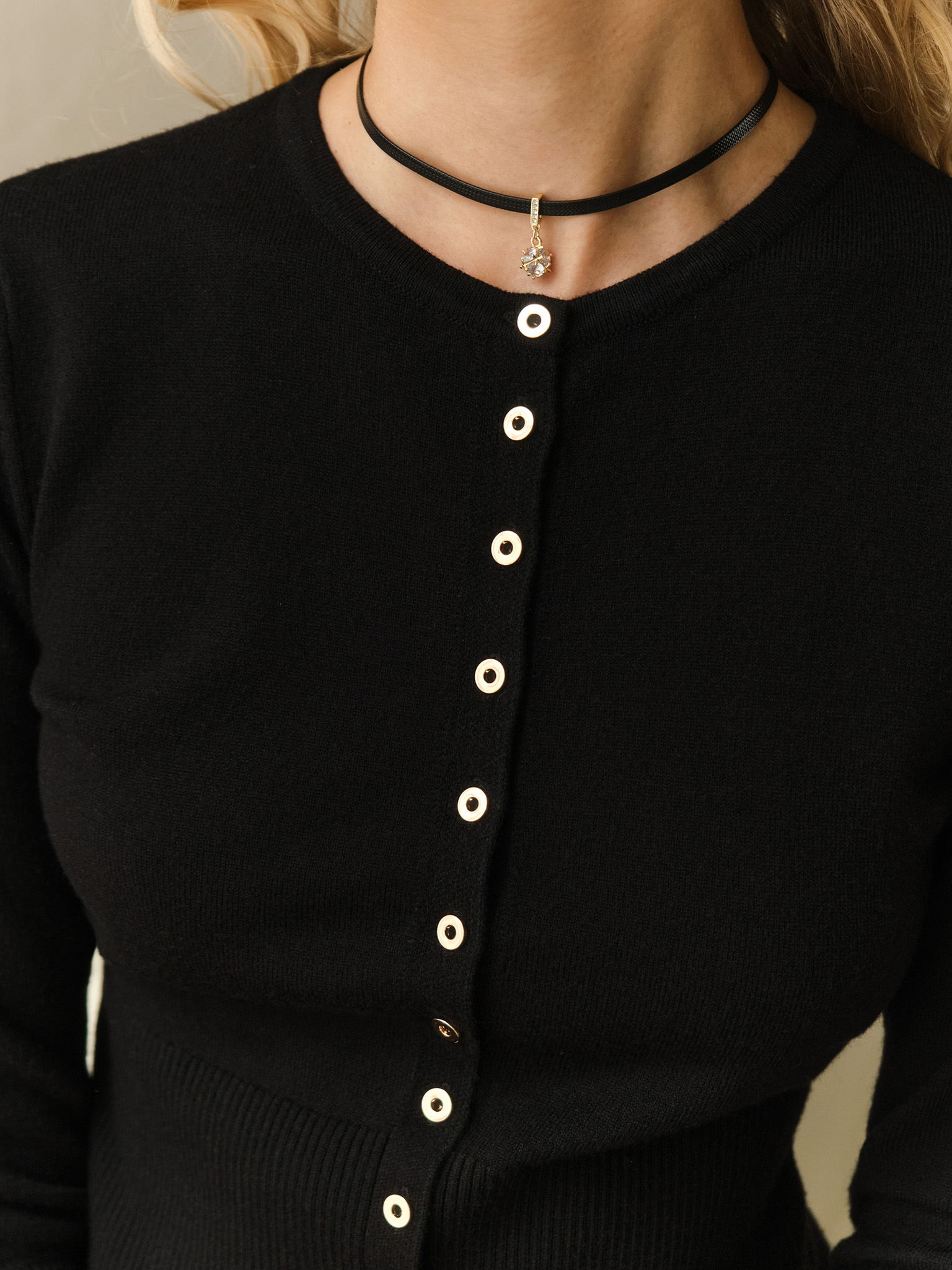 Knitted cardigan with small button fastening