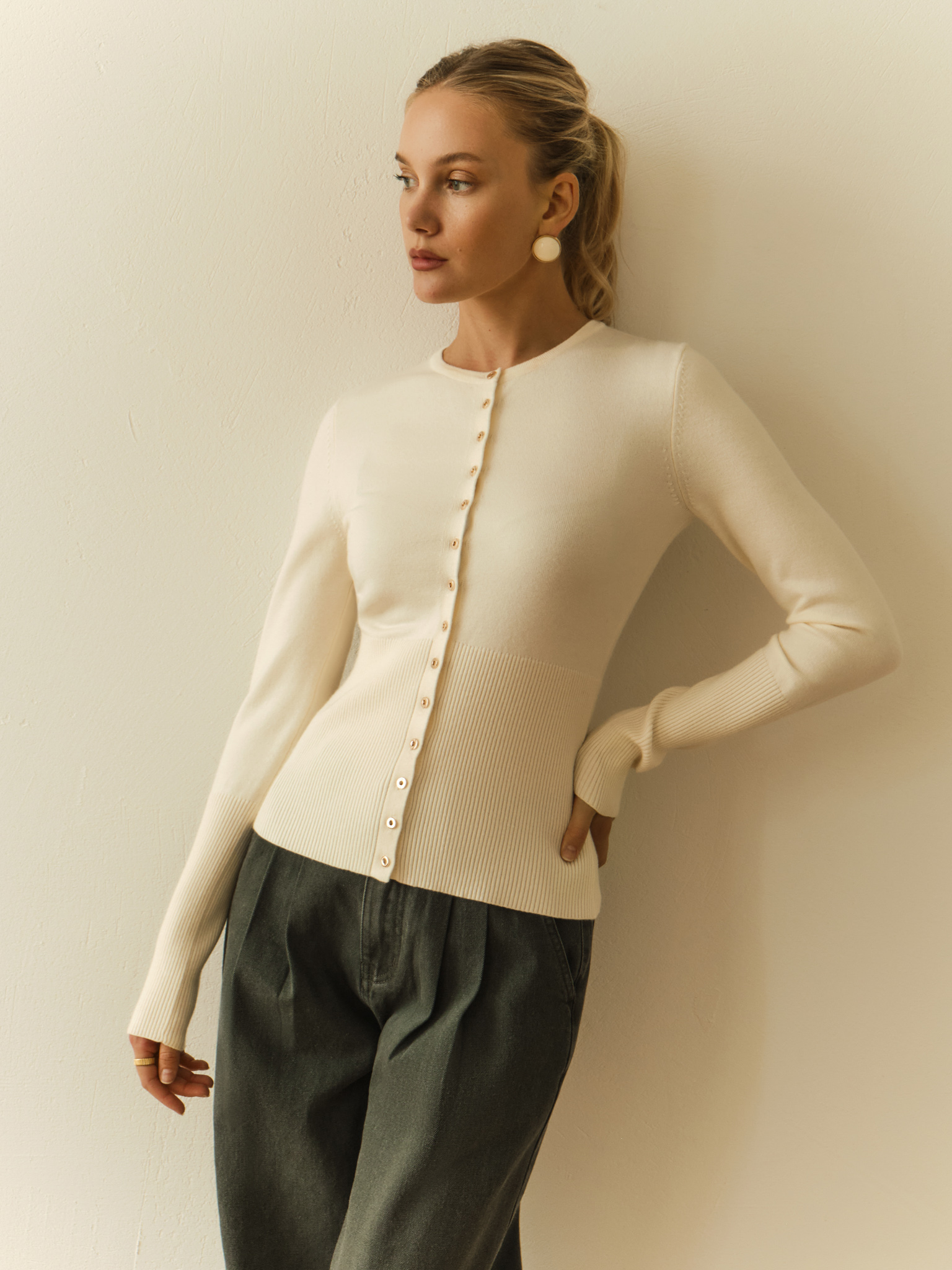 Knitted cardigan with small button fastening