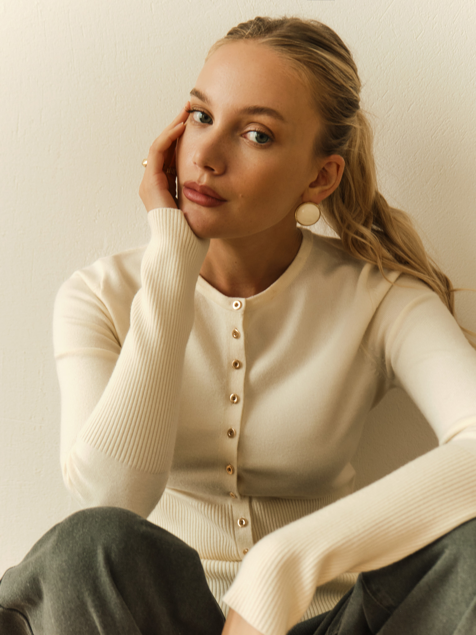 Knitted cardigan with small button fastening