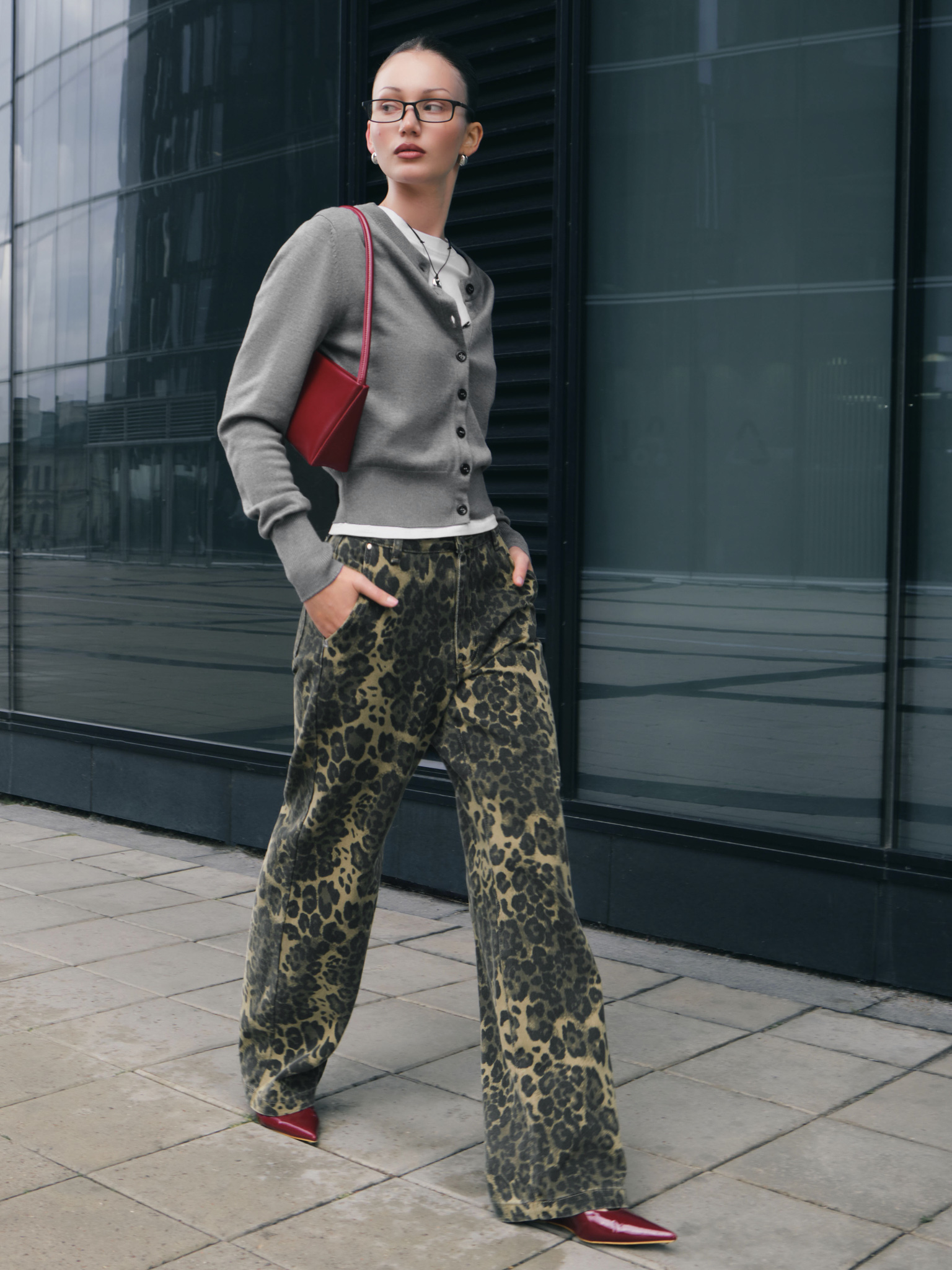 Straight jeans with leopard print