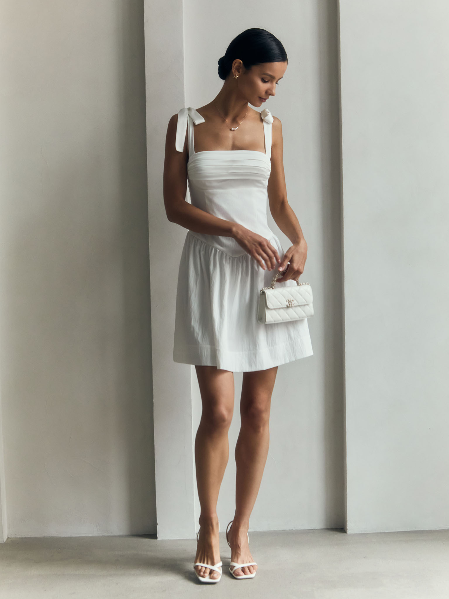 Minikleid mit drapiertem Oberteil und Schleifenträgern