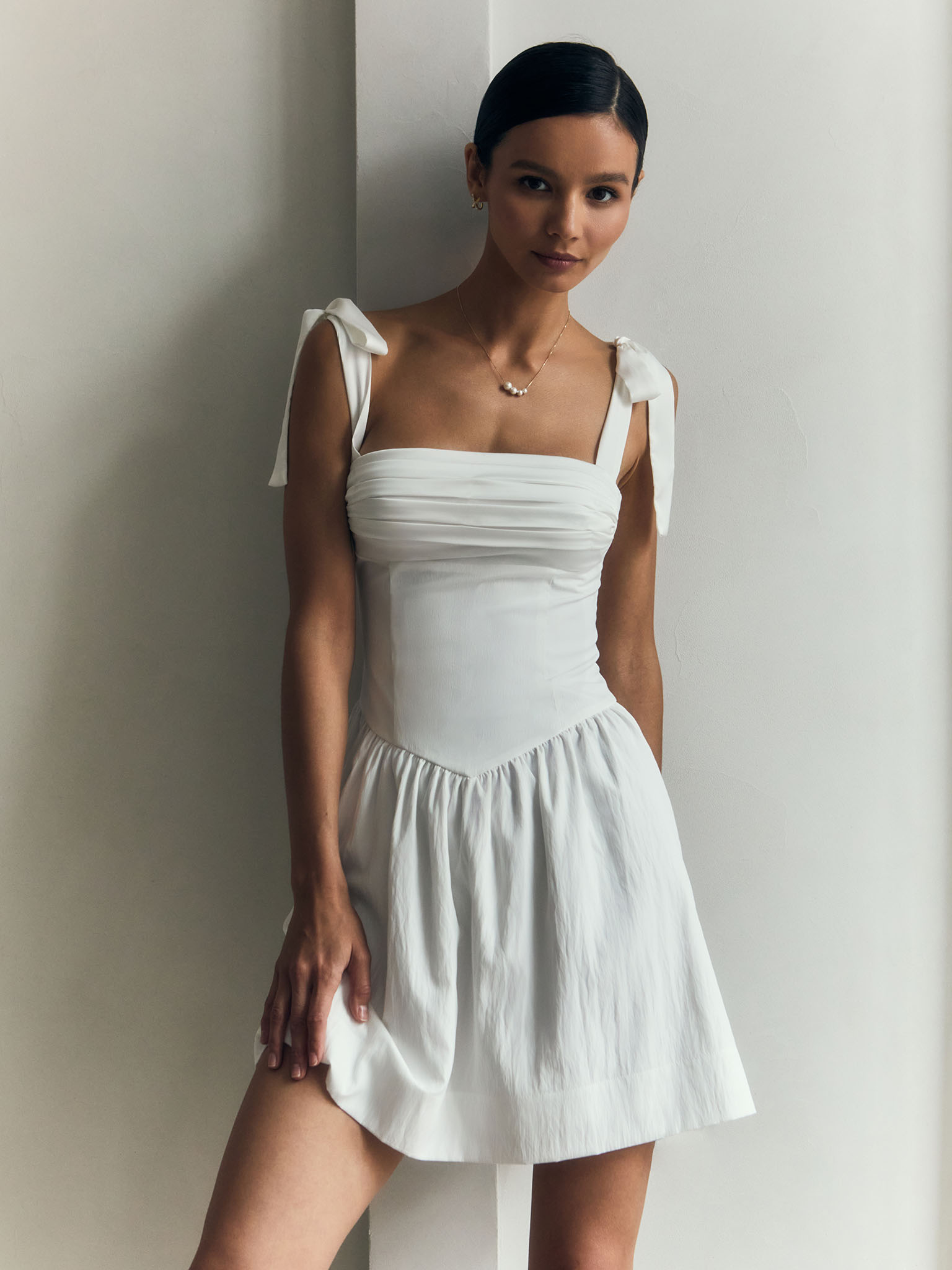 Minikleid mit drapiertem Oberteil und Schleifenträgern