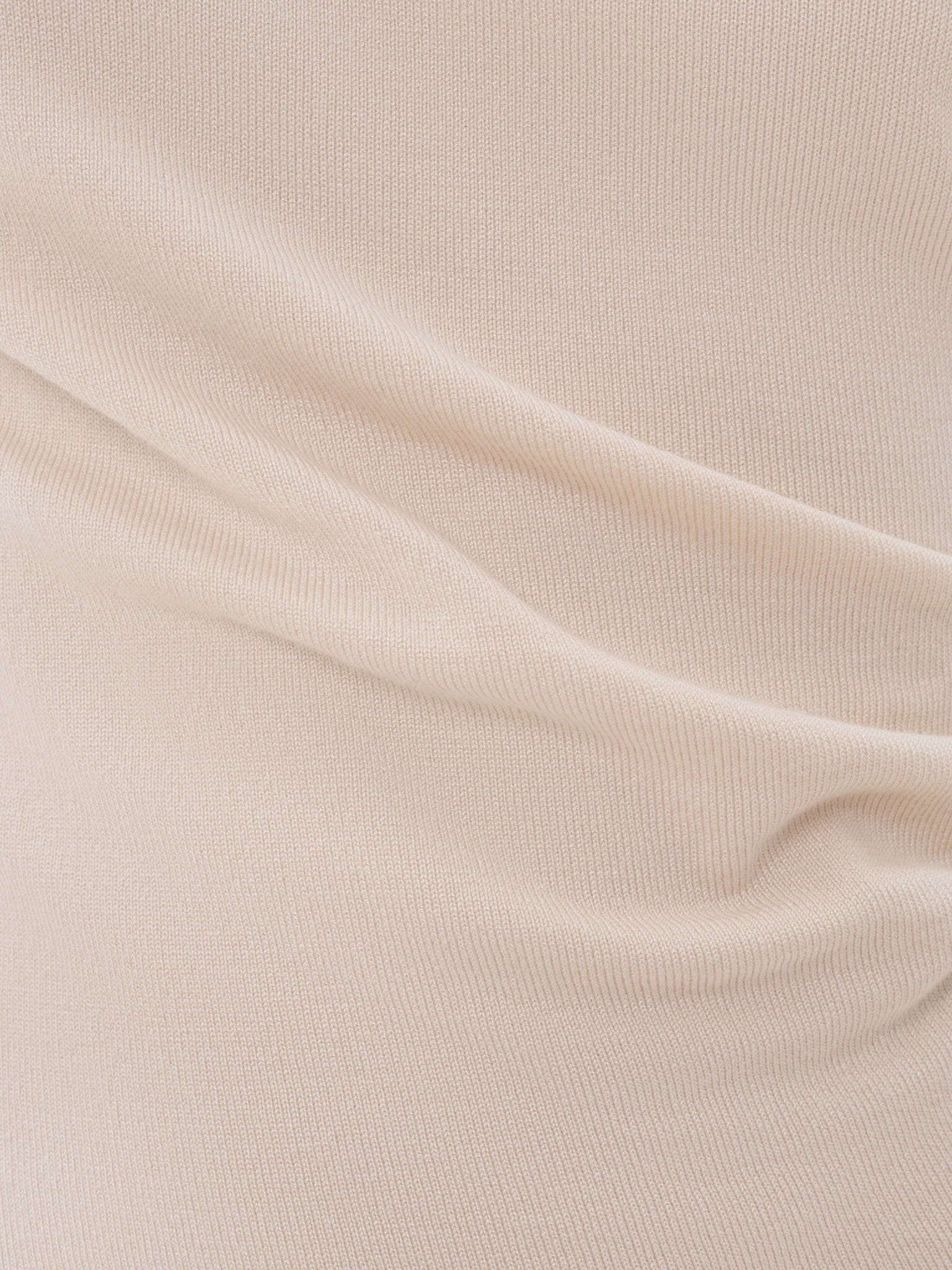 Sleeveless knitted top with pleats at the shoulder