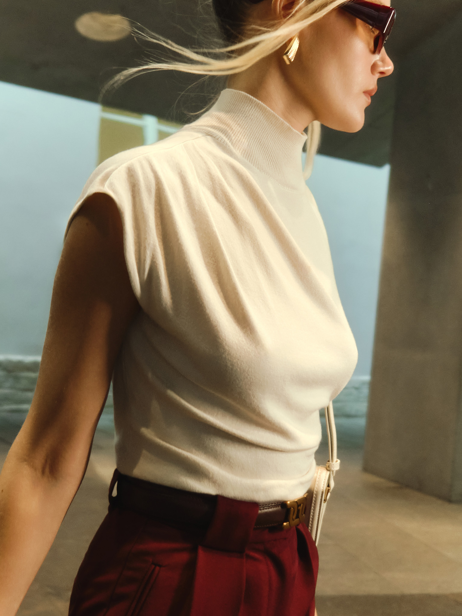 Sleeveless knitted top with pleats at the shoulder
