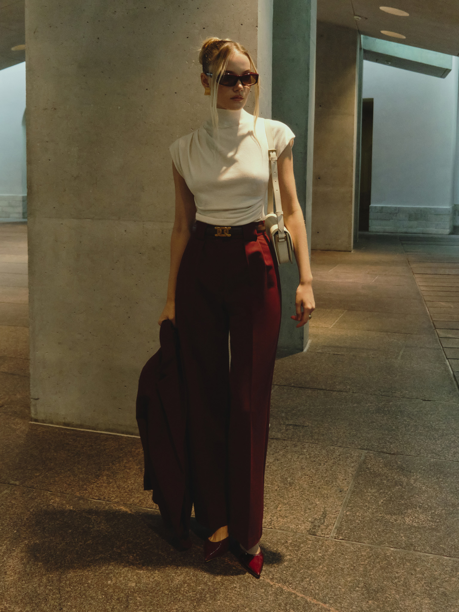 Sleeveless knitted top with pleats at the shoulder