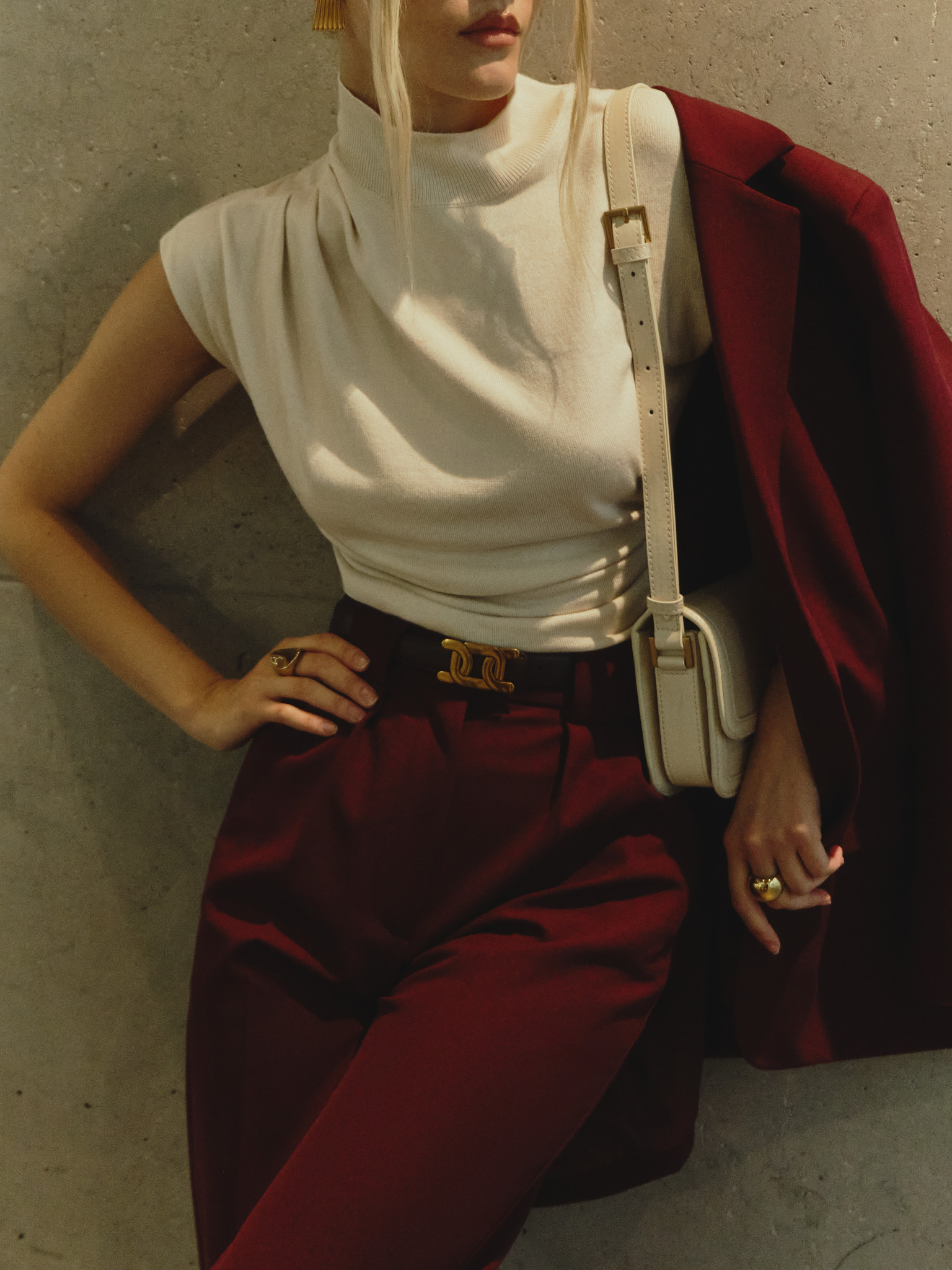 Sleeveless knitted top with pleats at the shoulder