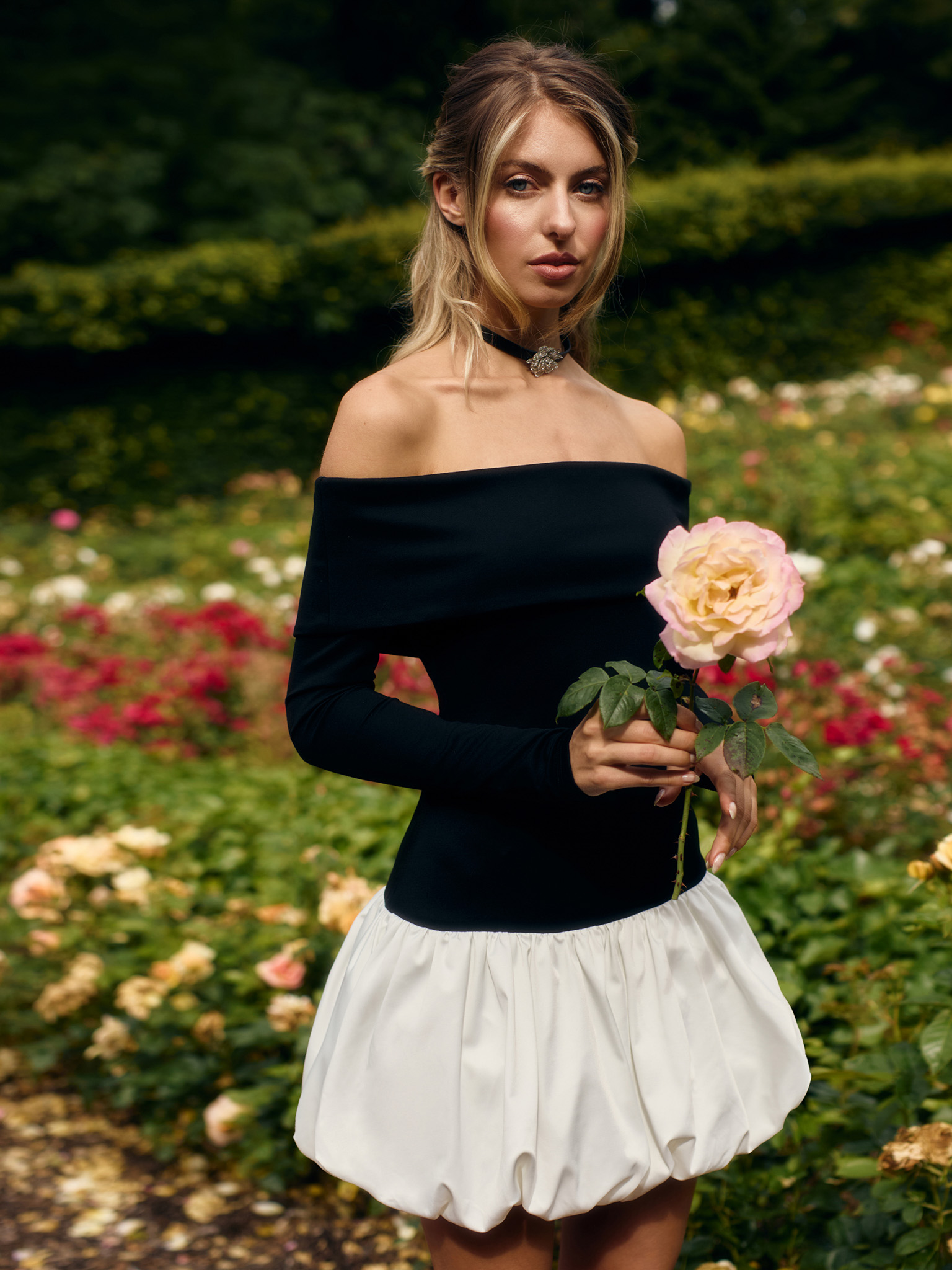 Платье мини с открытыми плечами и юбкой баллон