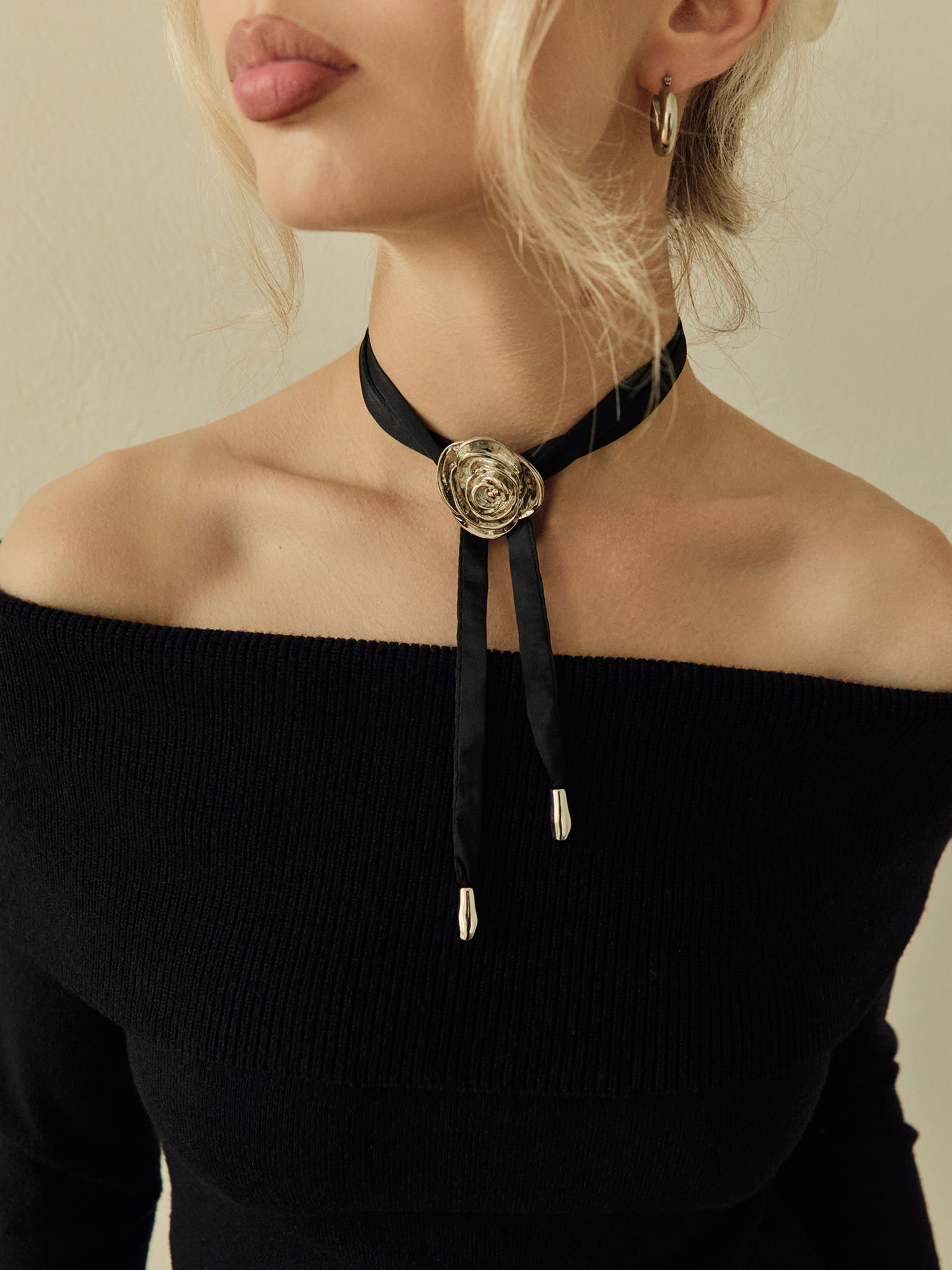 Ribbon choker with metal flower
