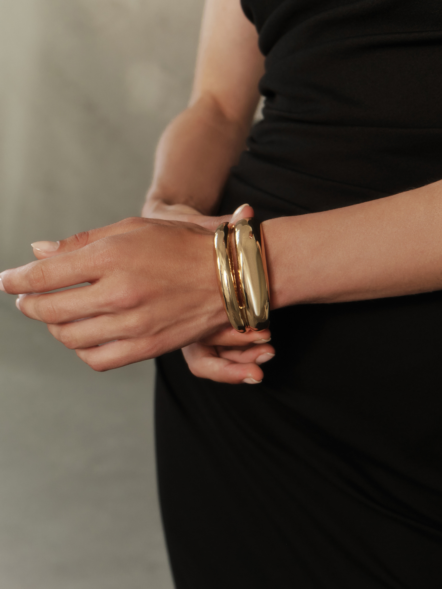 Round bracelet in glossy metal
