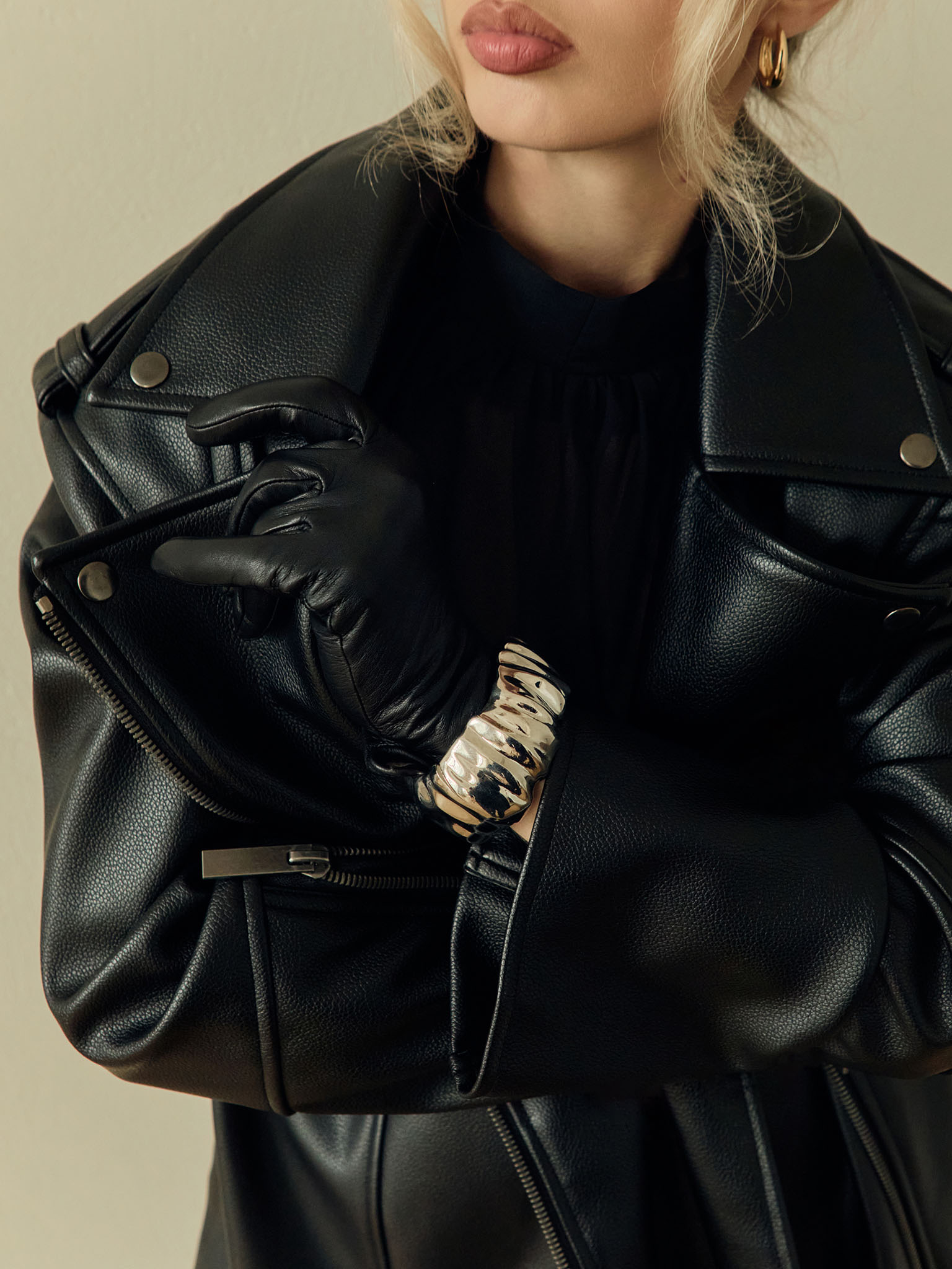 Круглый браслет из фактурного металла