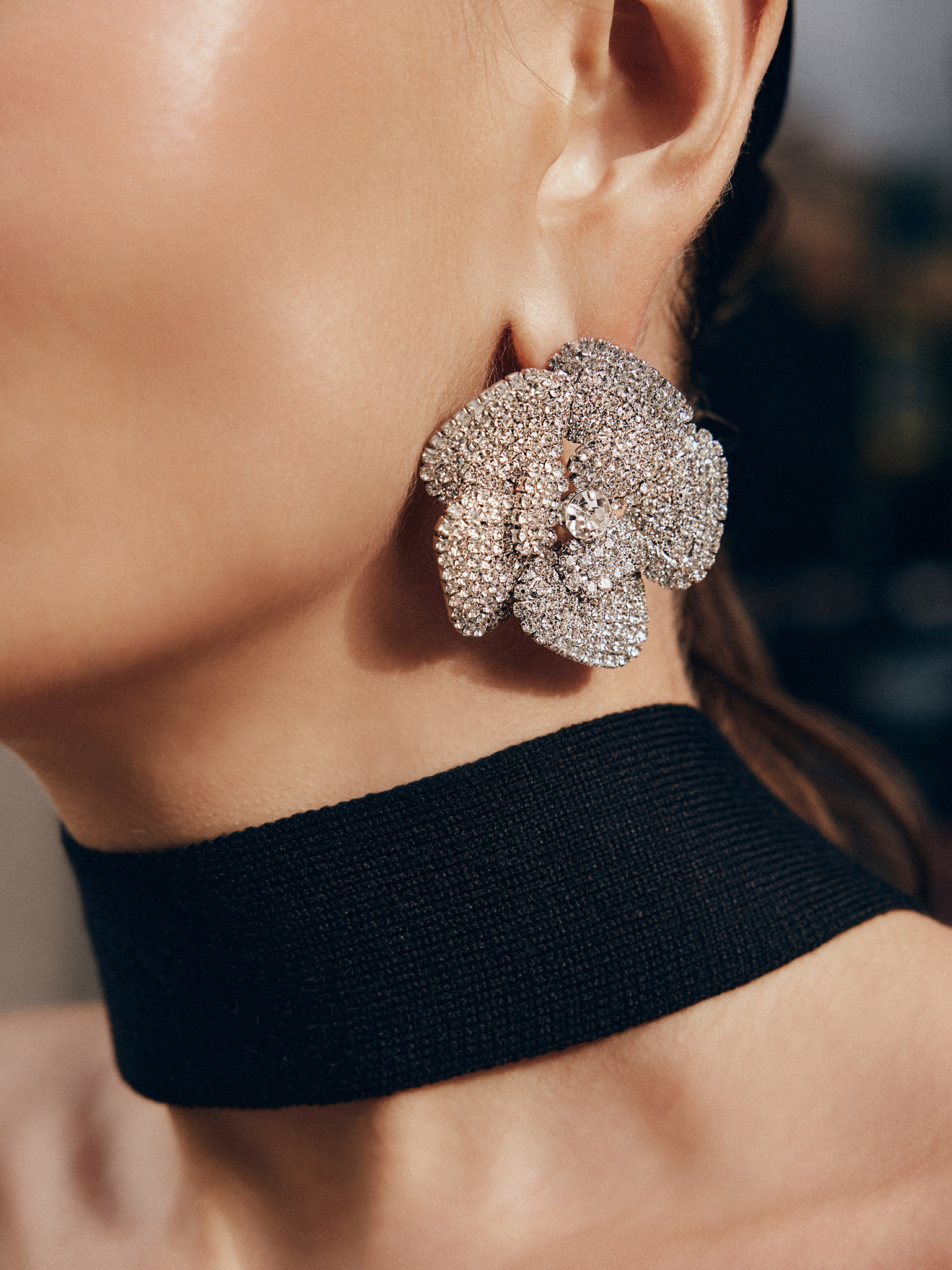 Rhinestone flower stud earrings