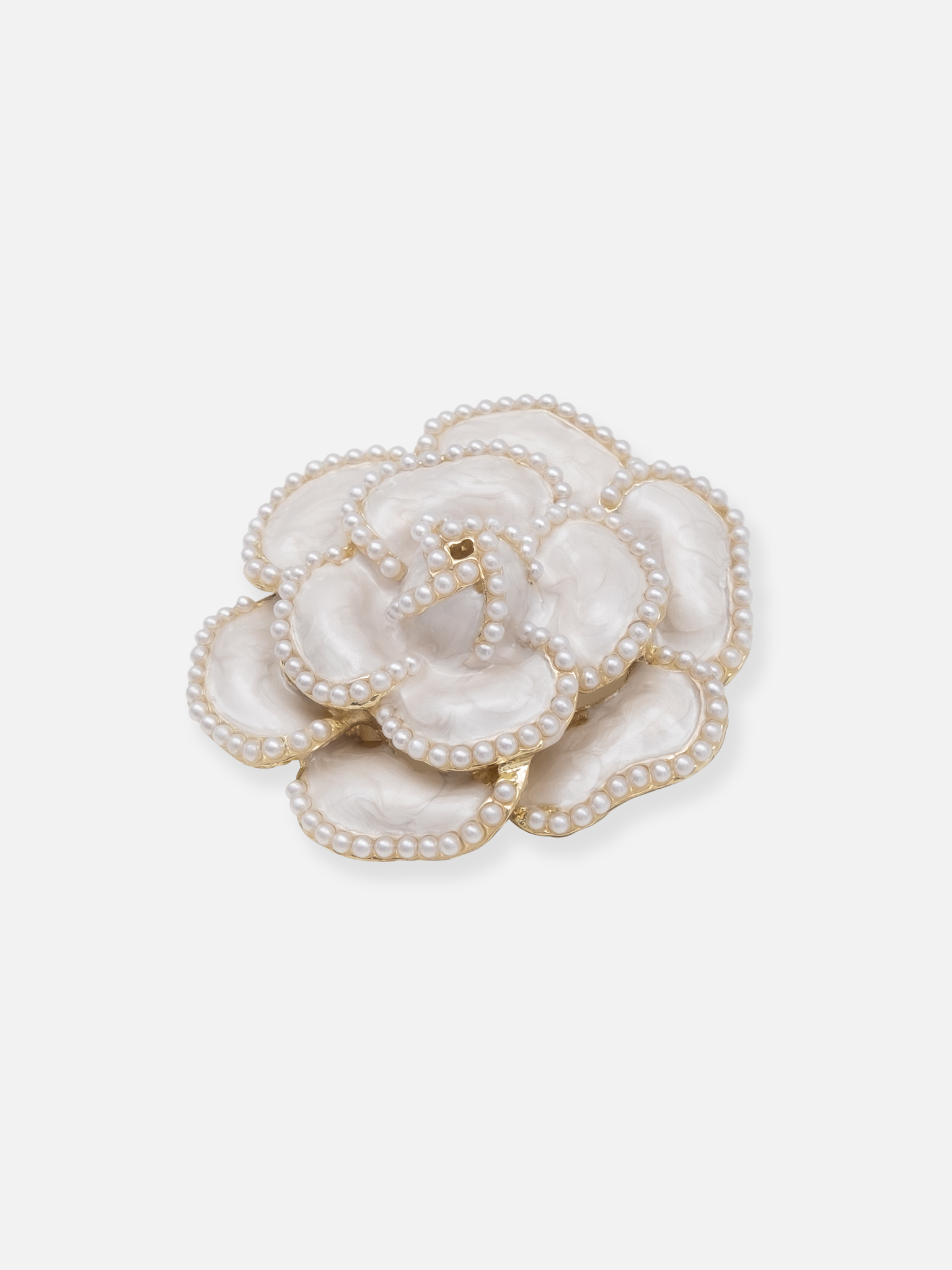 Металлическая брошь с жемчужным декором