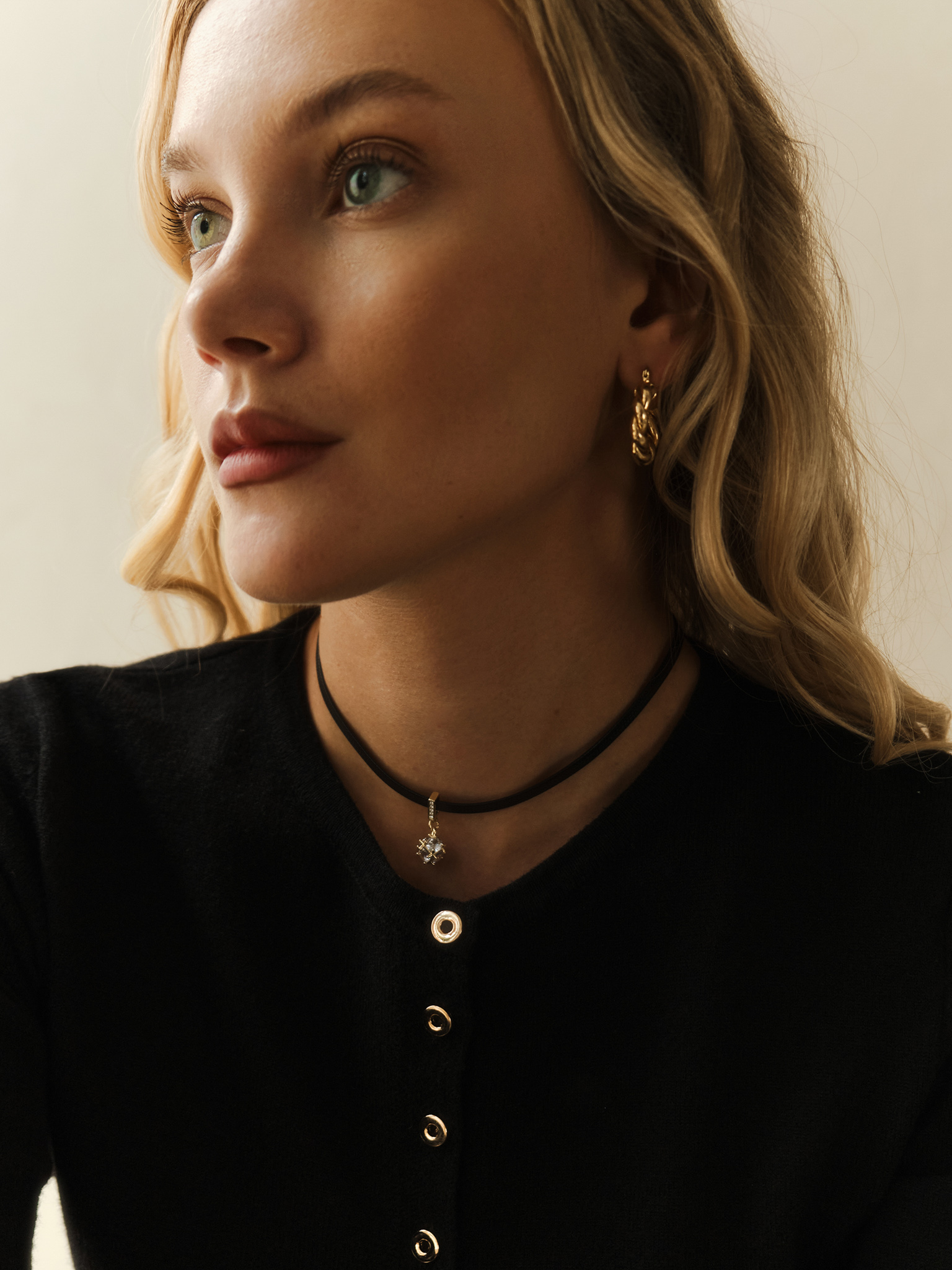 Choker necklace with rhinestone pendant