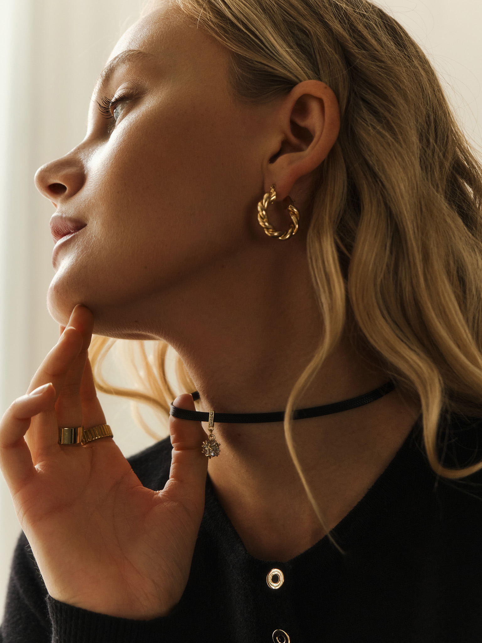 Choker necklace with rhinestone pendant