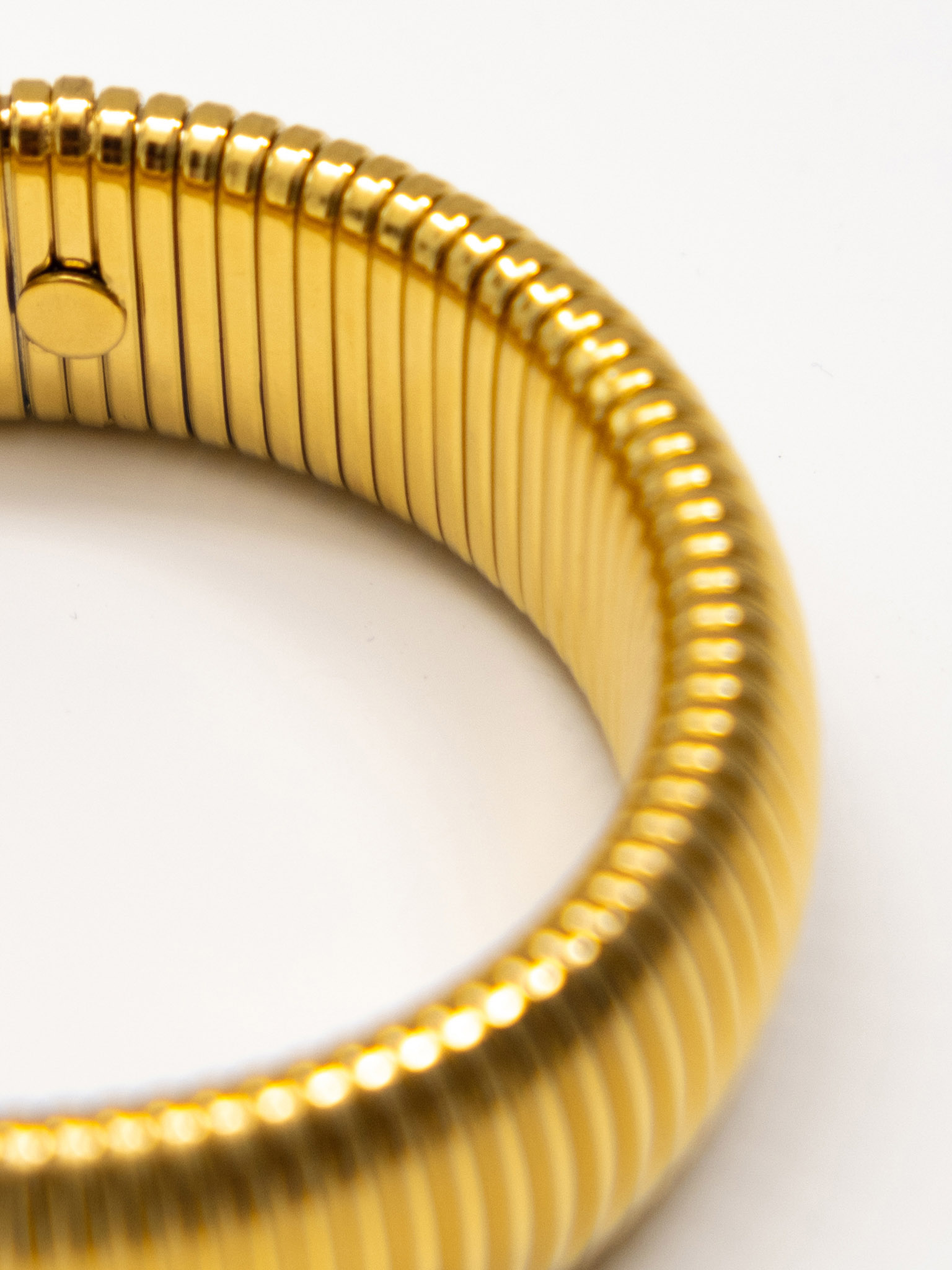 Round bracelet made of small blocks