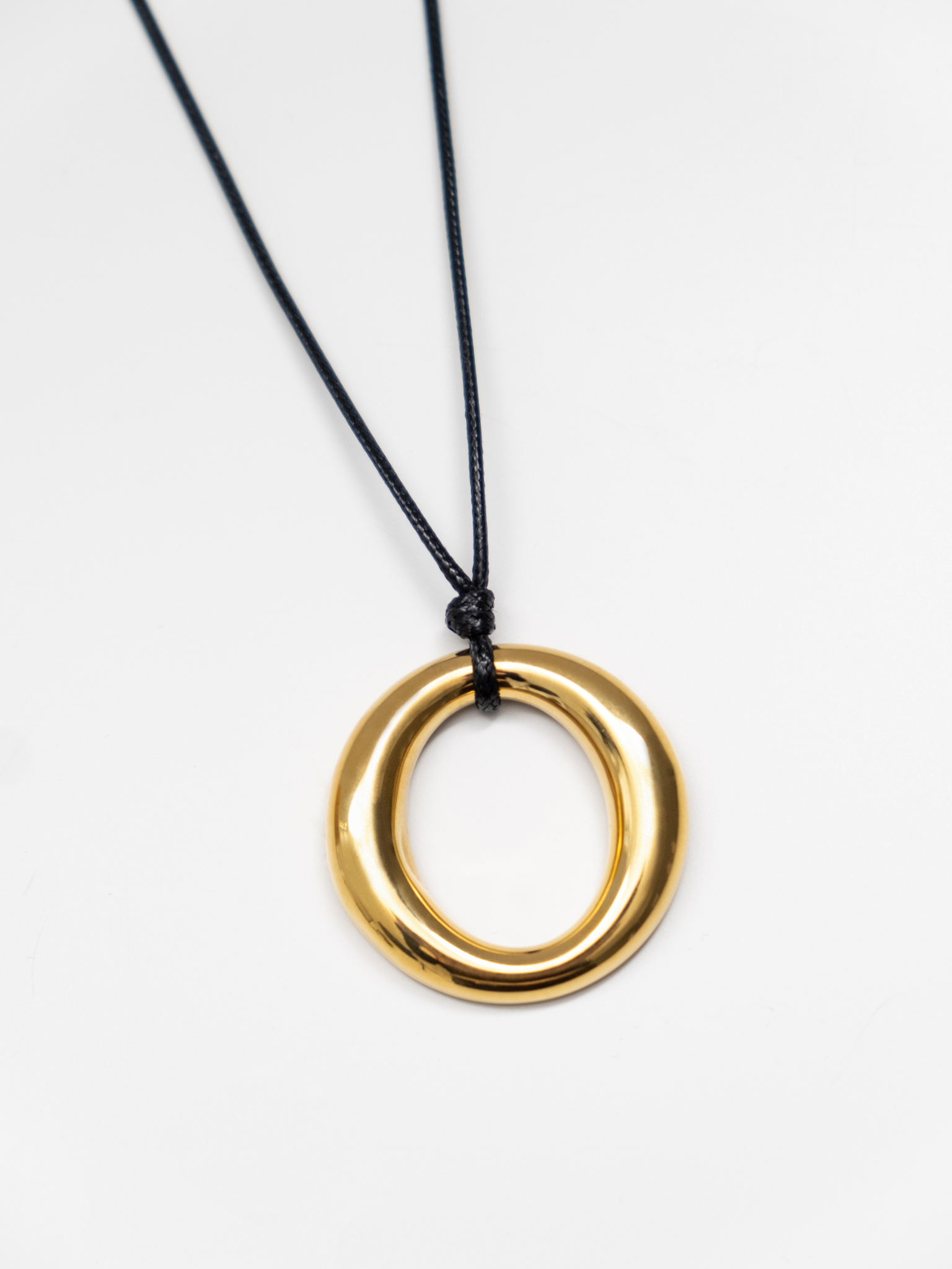 Колье-шнурок с подвеской в виде кольца