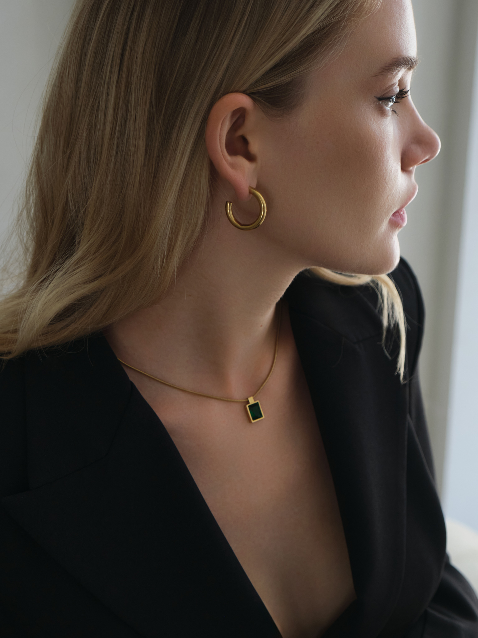 Voluminous half-hoop earrings