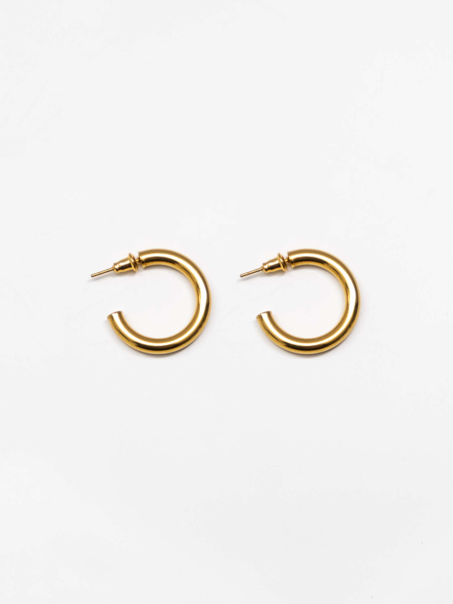 Voluminous half-hoop earrings