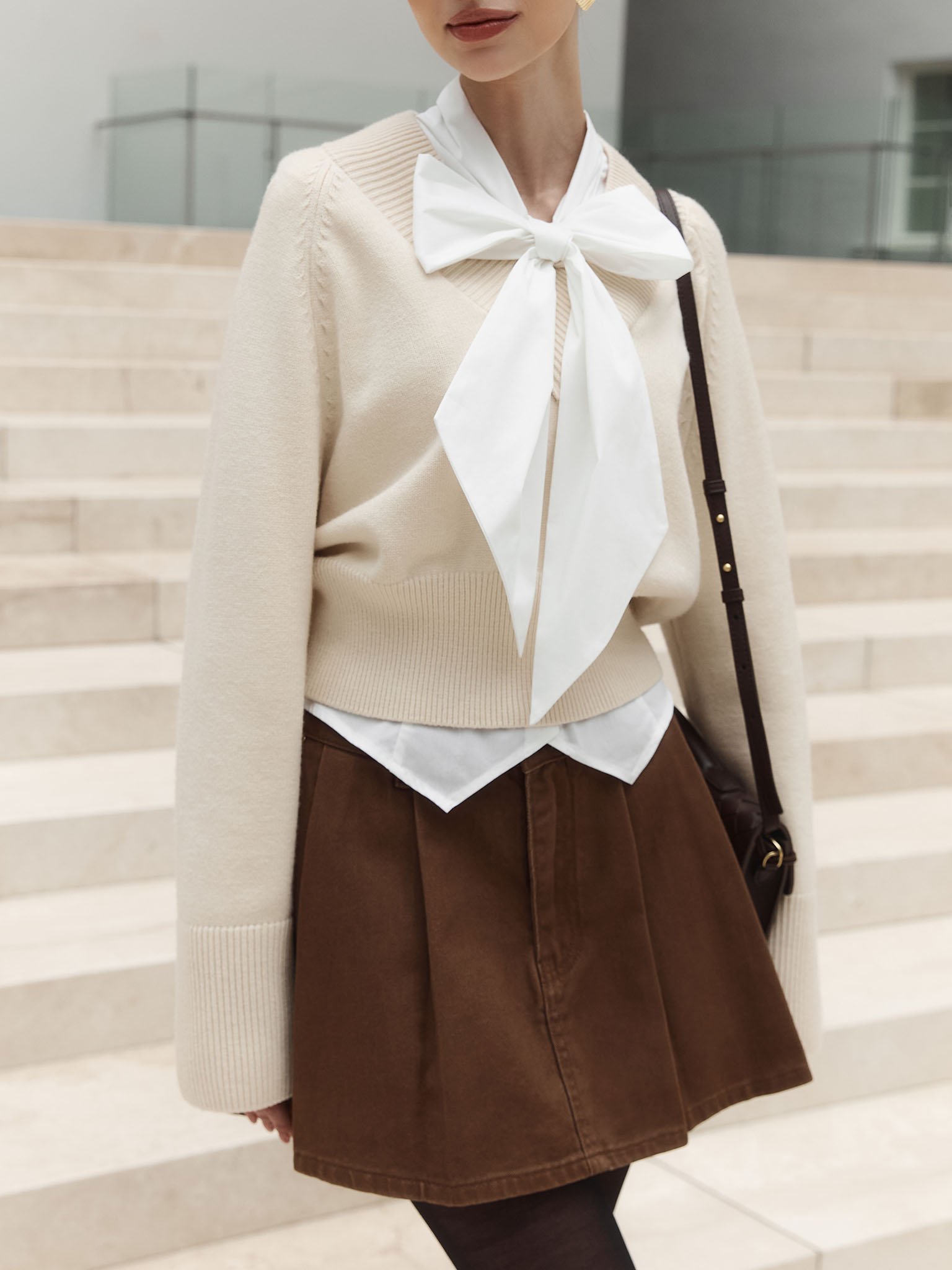 Cropped jumper with V-neckline and ribbed details