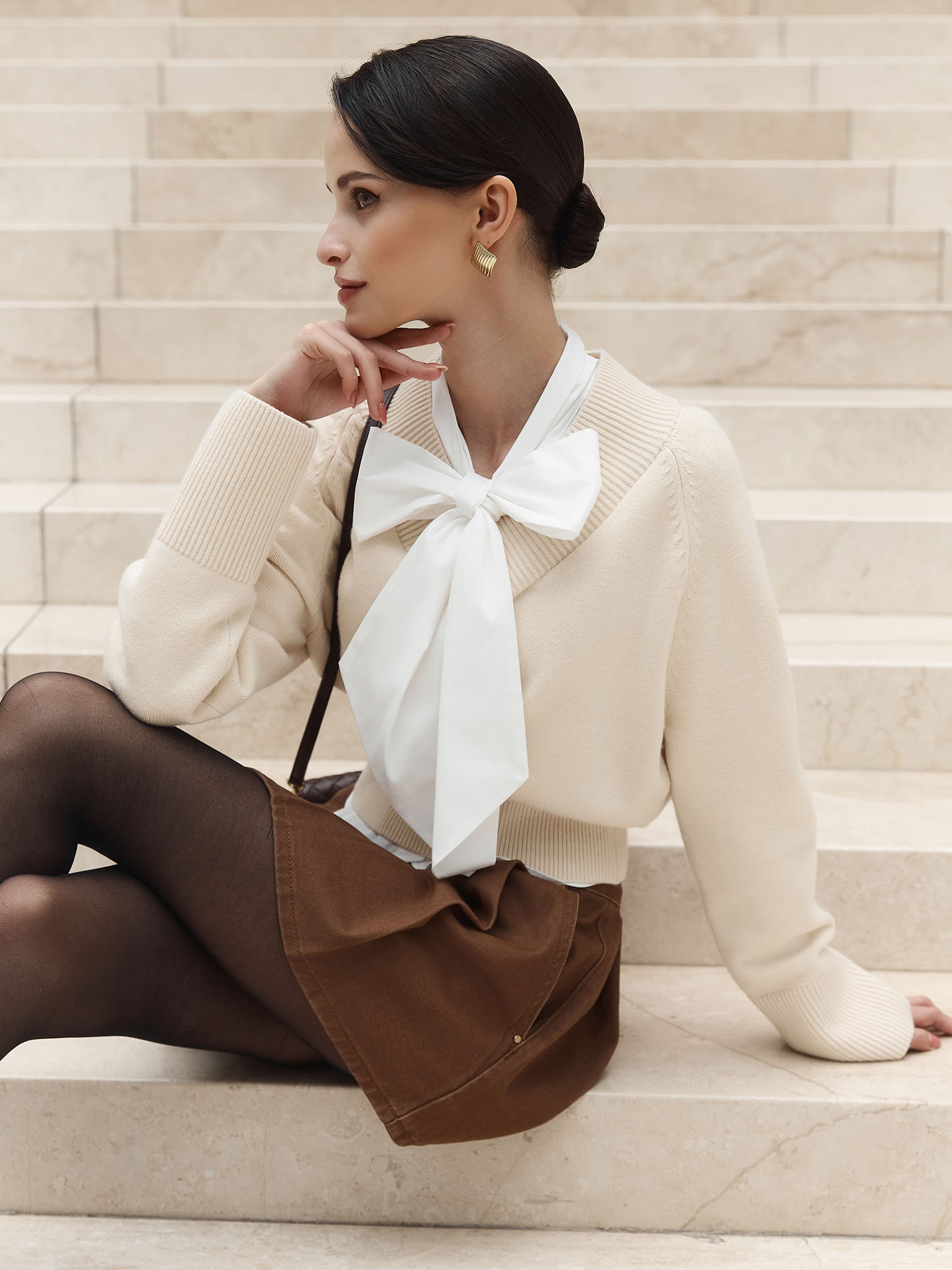 Cropped jumper with V-neckline and ribbed details