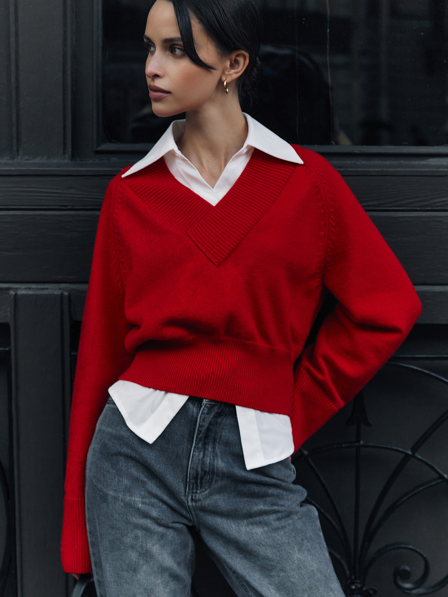 Cropped jumper with V-neckline and ribbed details