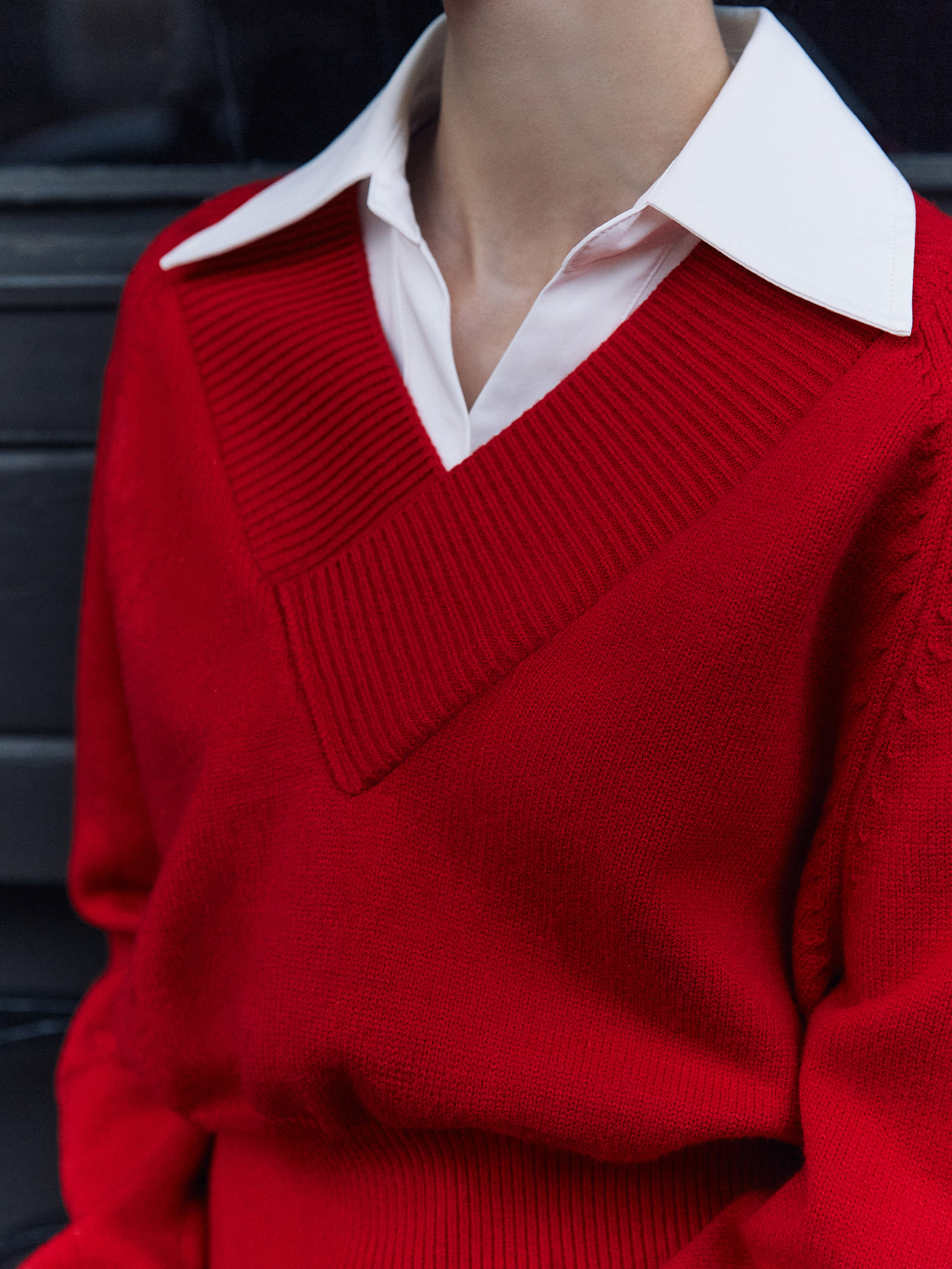 Cropped jumper with V-neckline and ribbed details