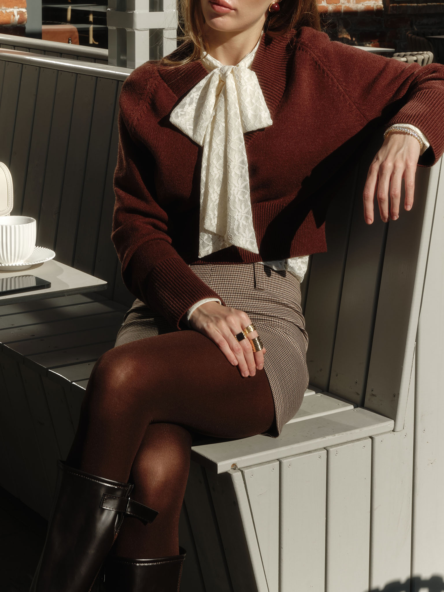 Cropped jumper with V-neckline and ribbed details