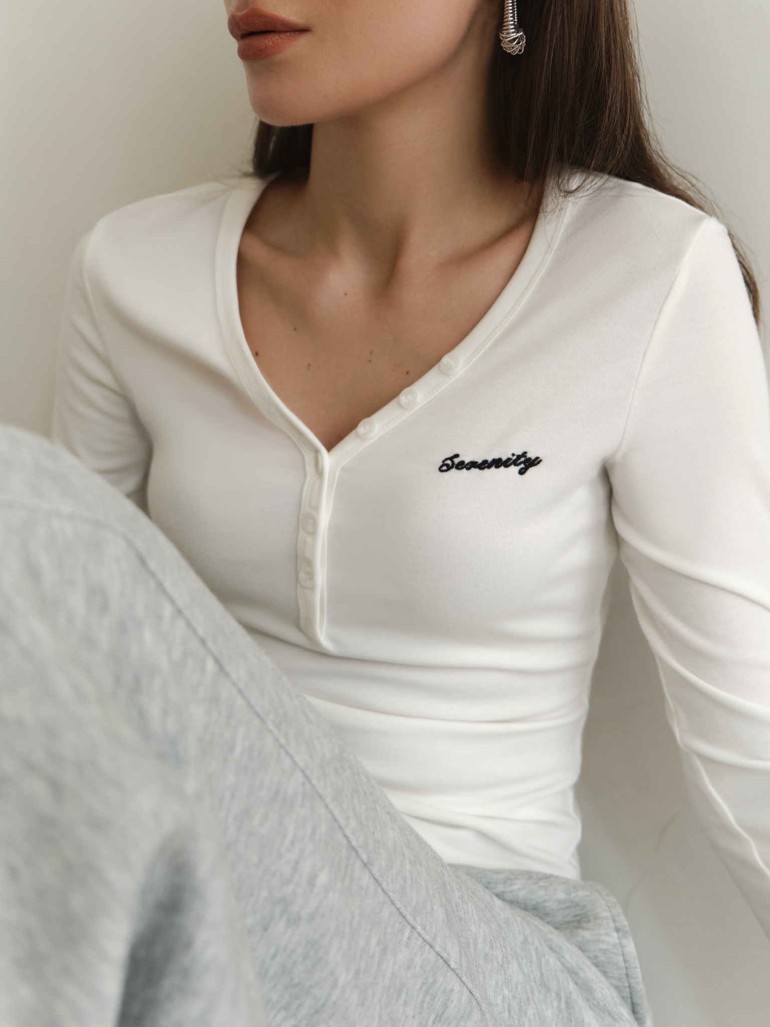 Knitted longsleeve with buttons and embroidery