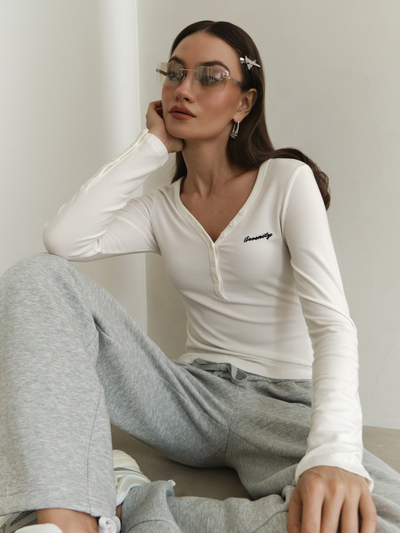 Knitted longsleeve with buttons and embroidery