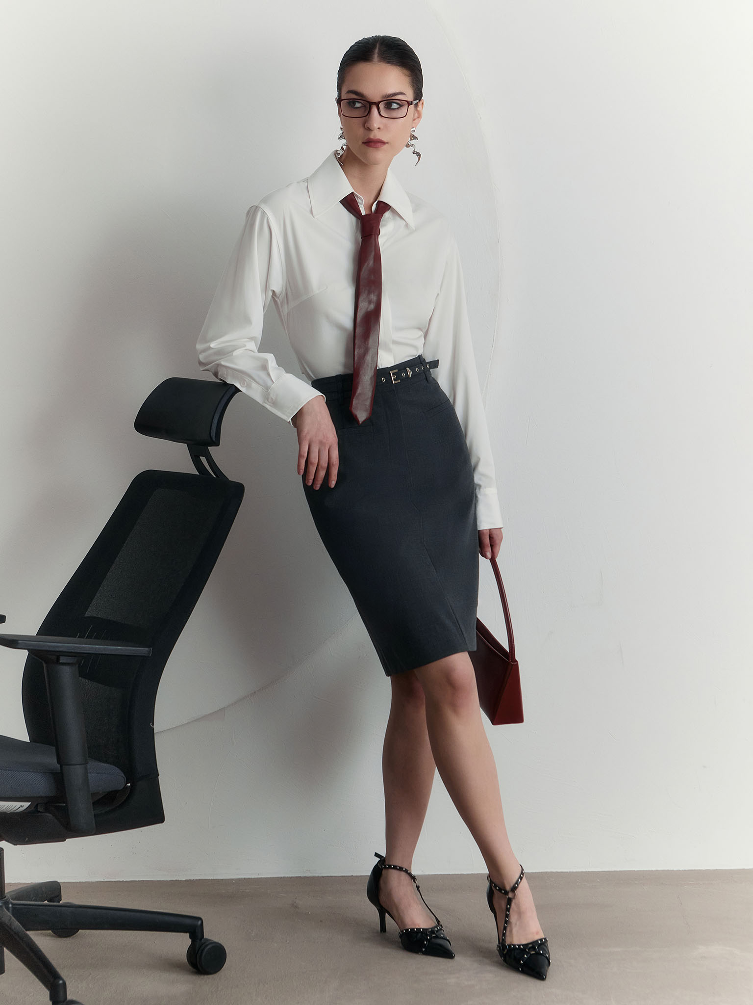 Knee-length mini skirt with imitation side pockets and a belt