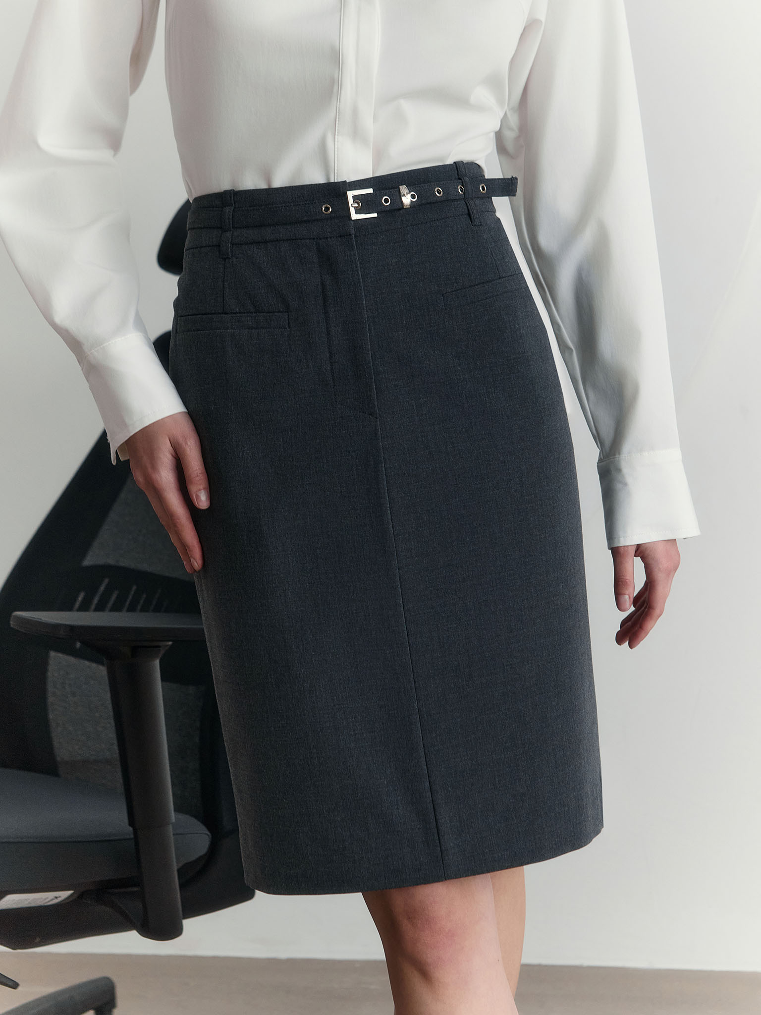 Knee-length mini skirt with imitation side pockets and a belt