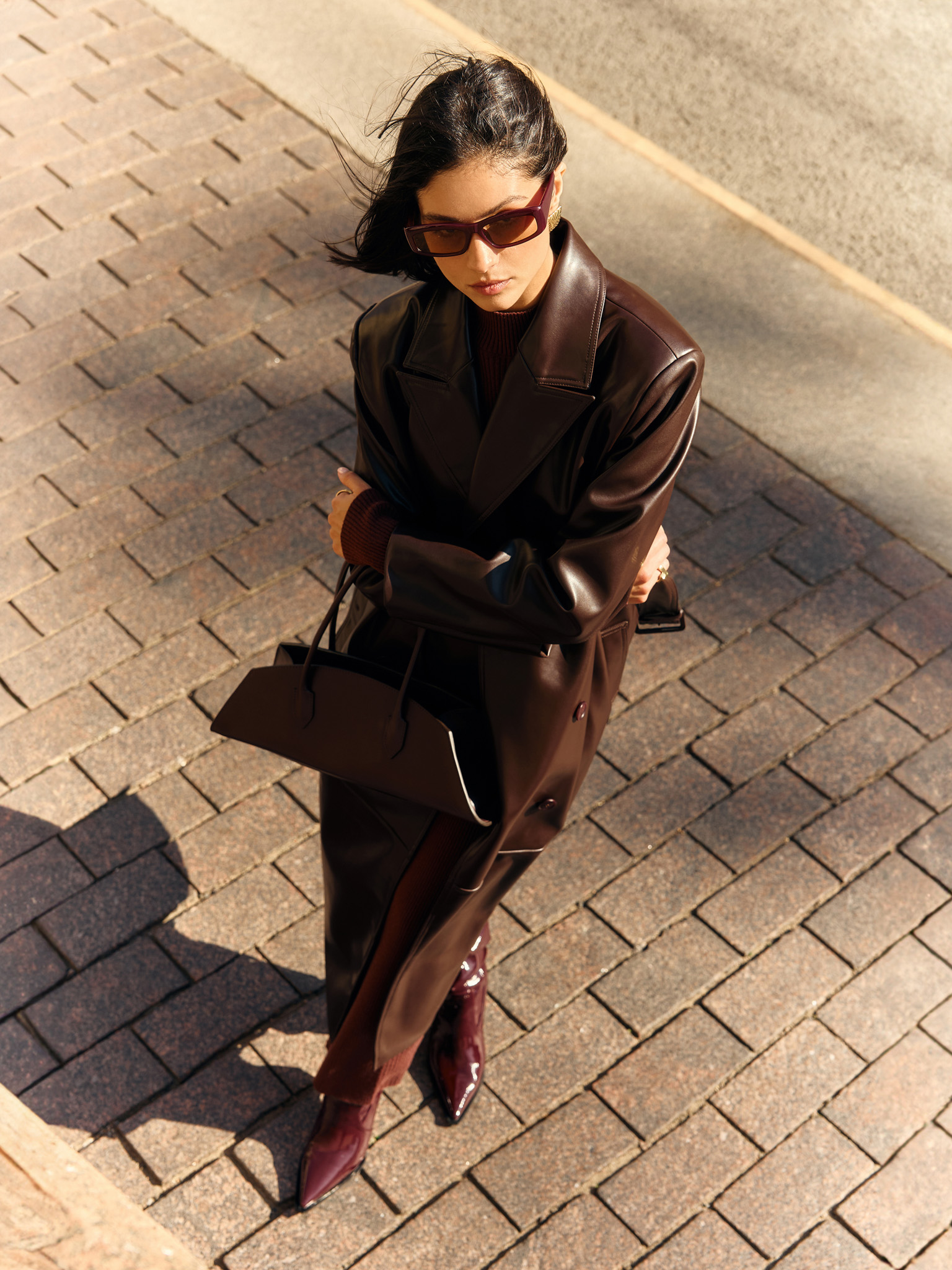 Maxi-Trenchcoat aus Eco-Leder mit horizontalen Nähten und tonalem Gürtel