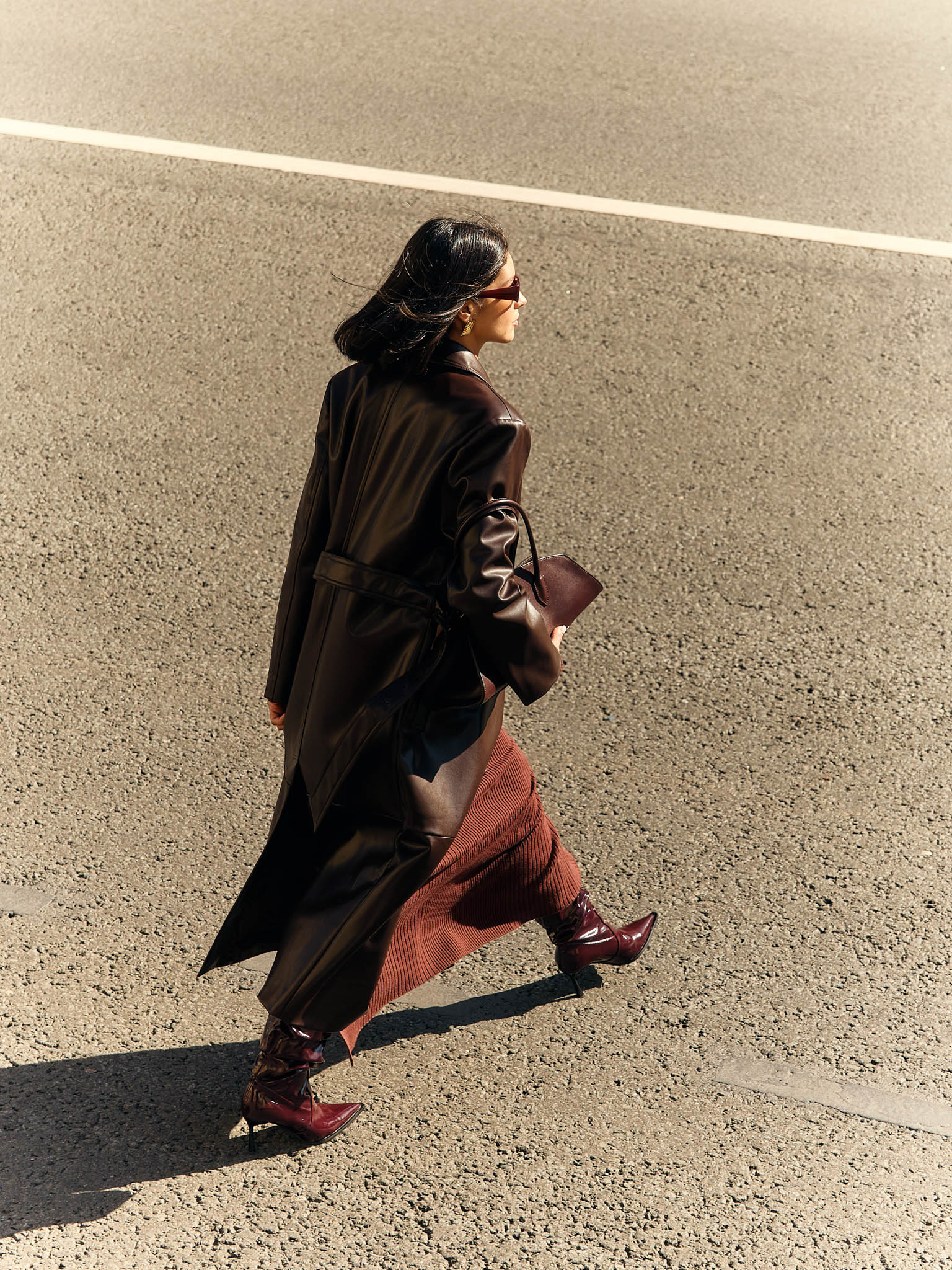 Maxi-Trenchcoat aus Eco-Leder mit horizontalen Nähten und tonalem Gürtel