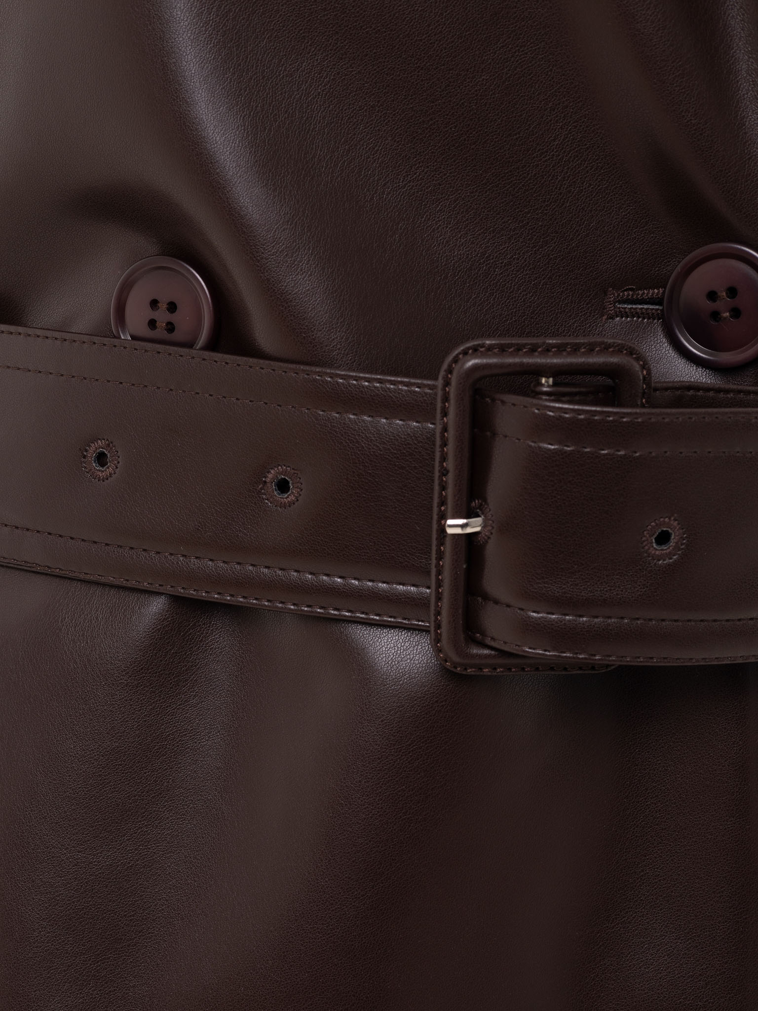 Maxi-Trenchcoat aus Eco-Leder mit horizontalen Nähten und tonalem Gürtel