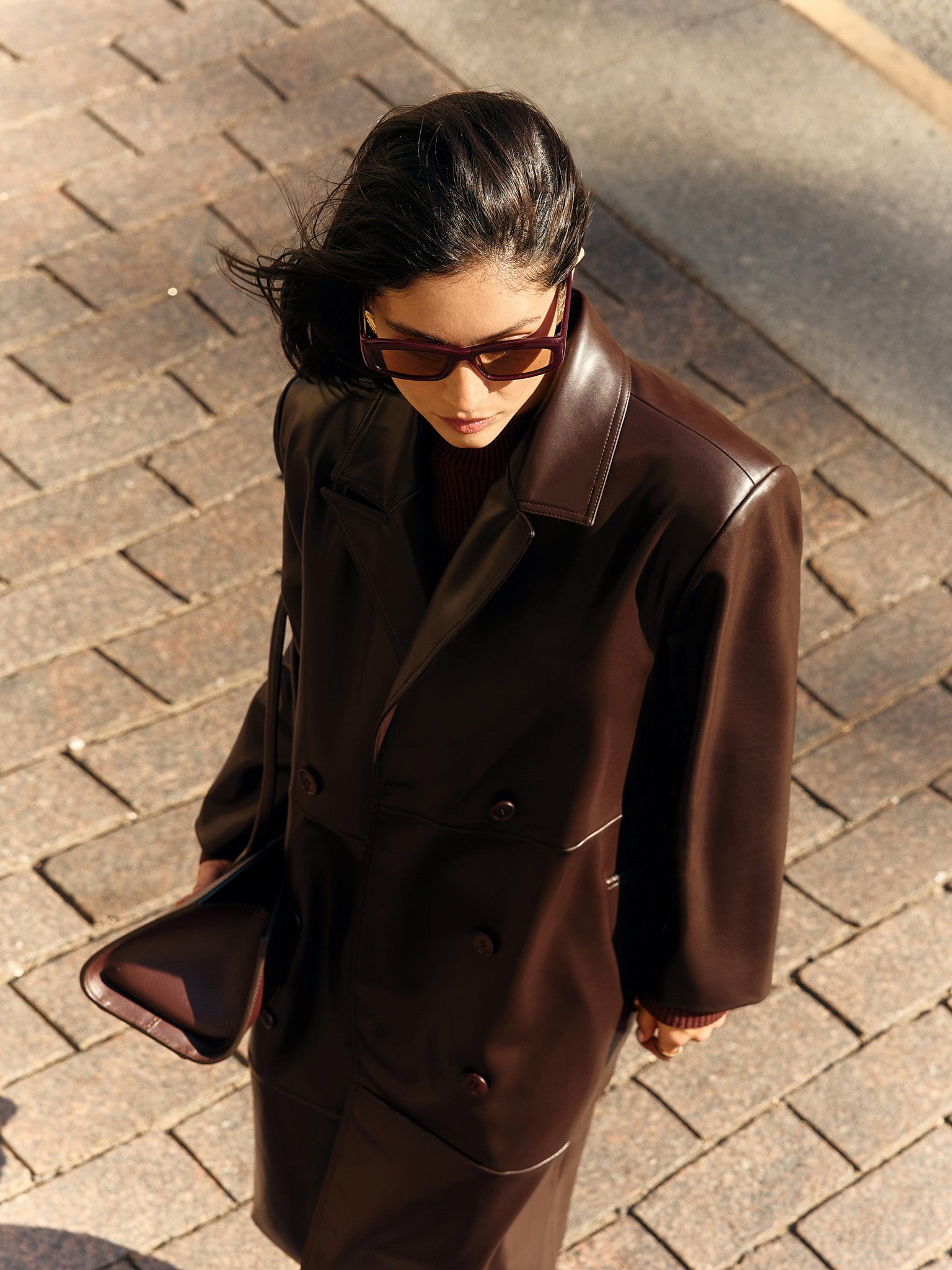 Maxi-Trenchcoat aus Eco-Leder mit horizontalen Nähten und tonalem Gürtel