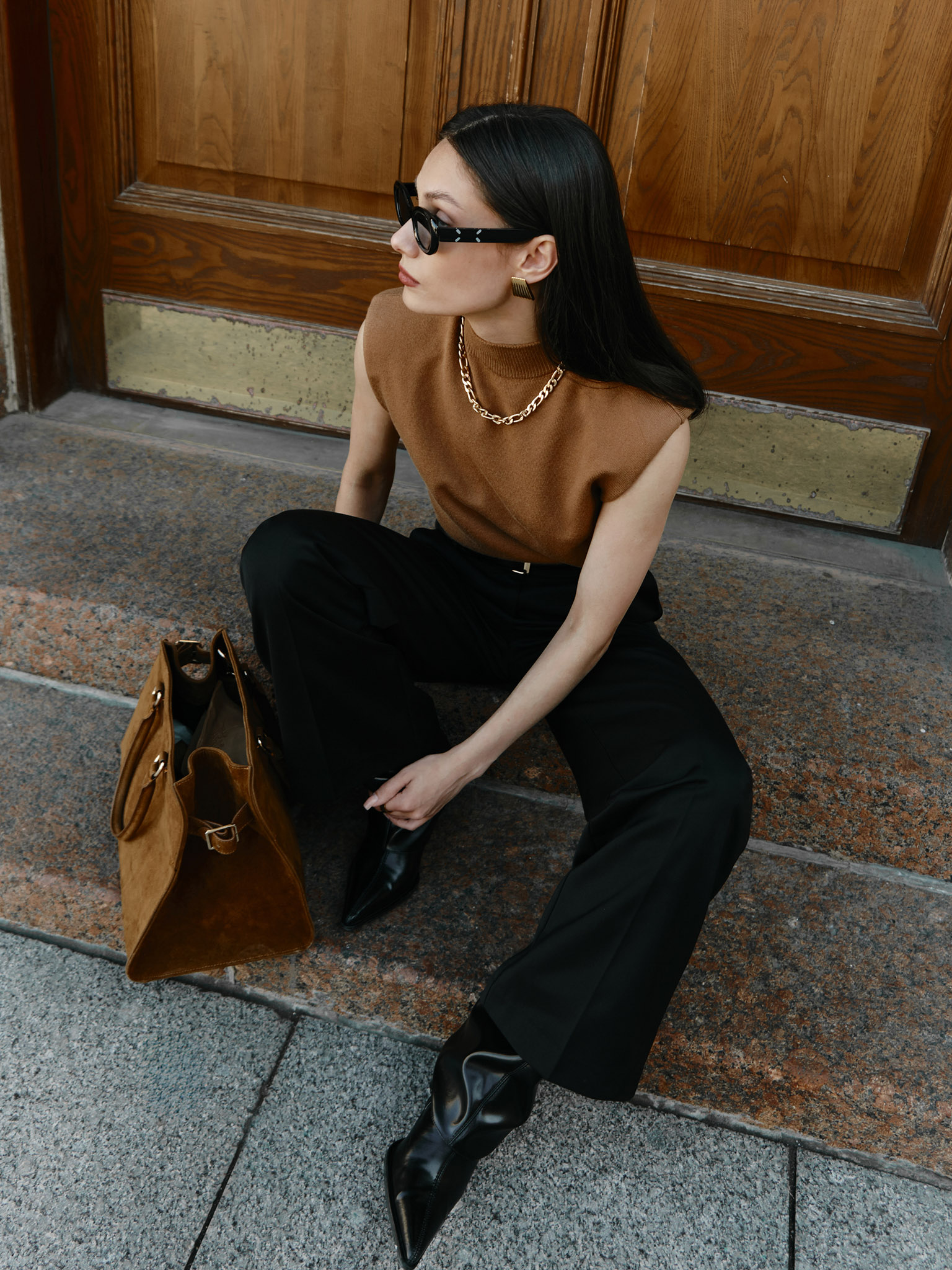 Loose suiting trousers with a belt