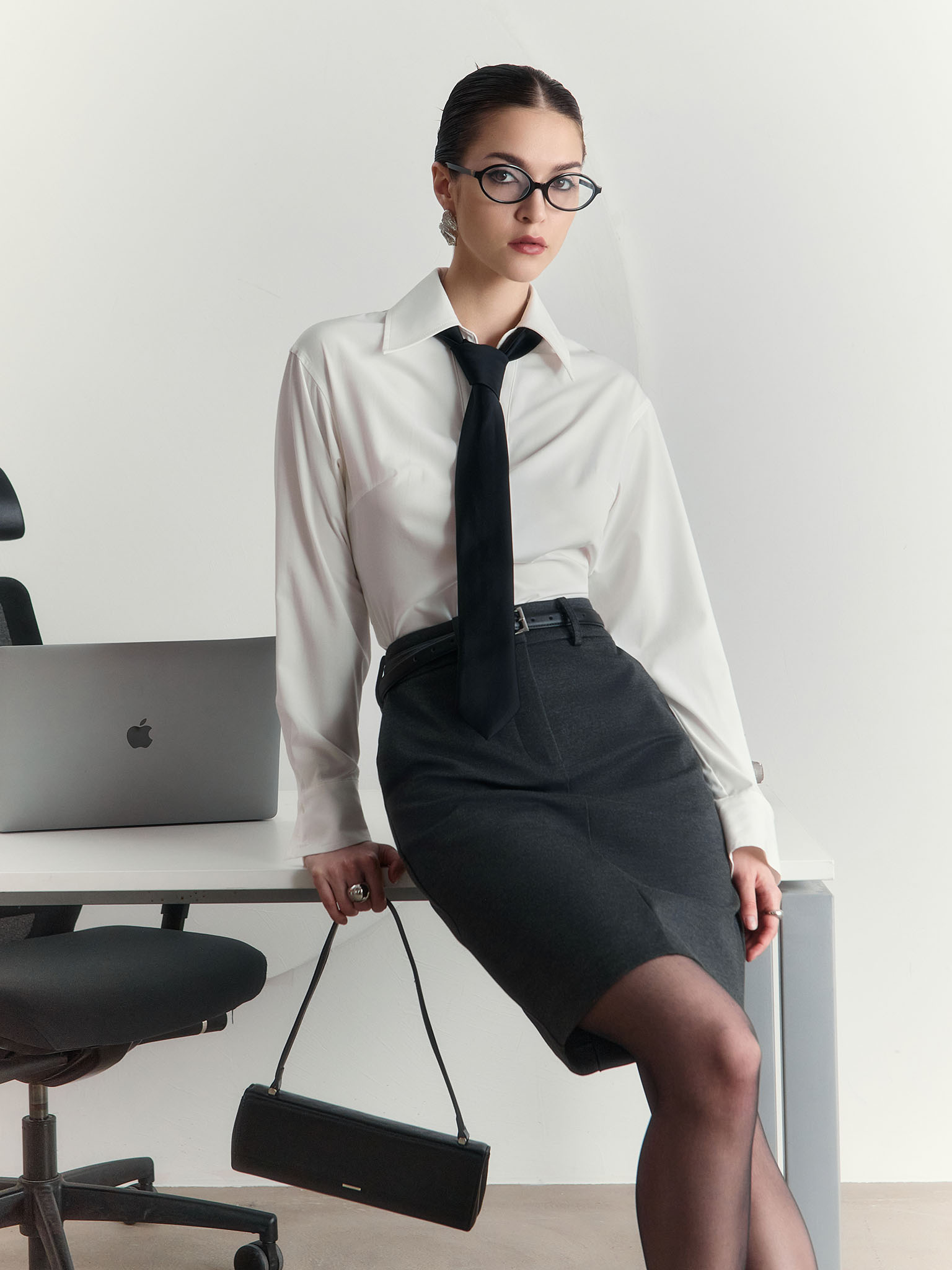 Straight knee-length pencil skirt with belt