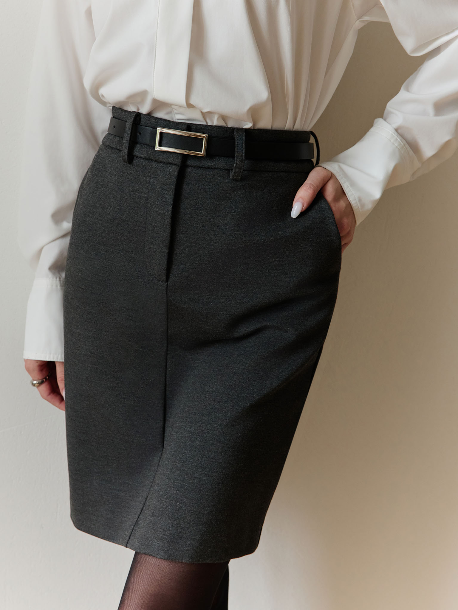 Straight knee-length pencil skirt with belt