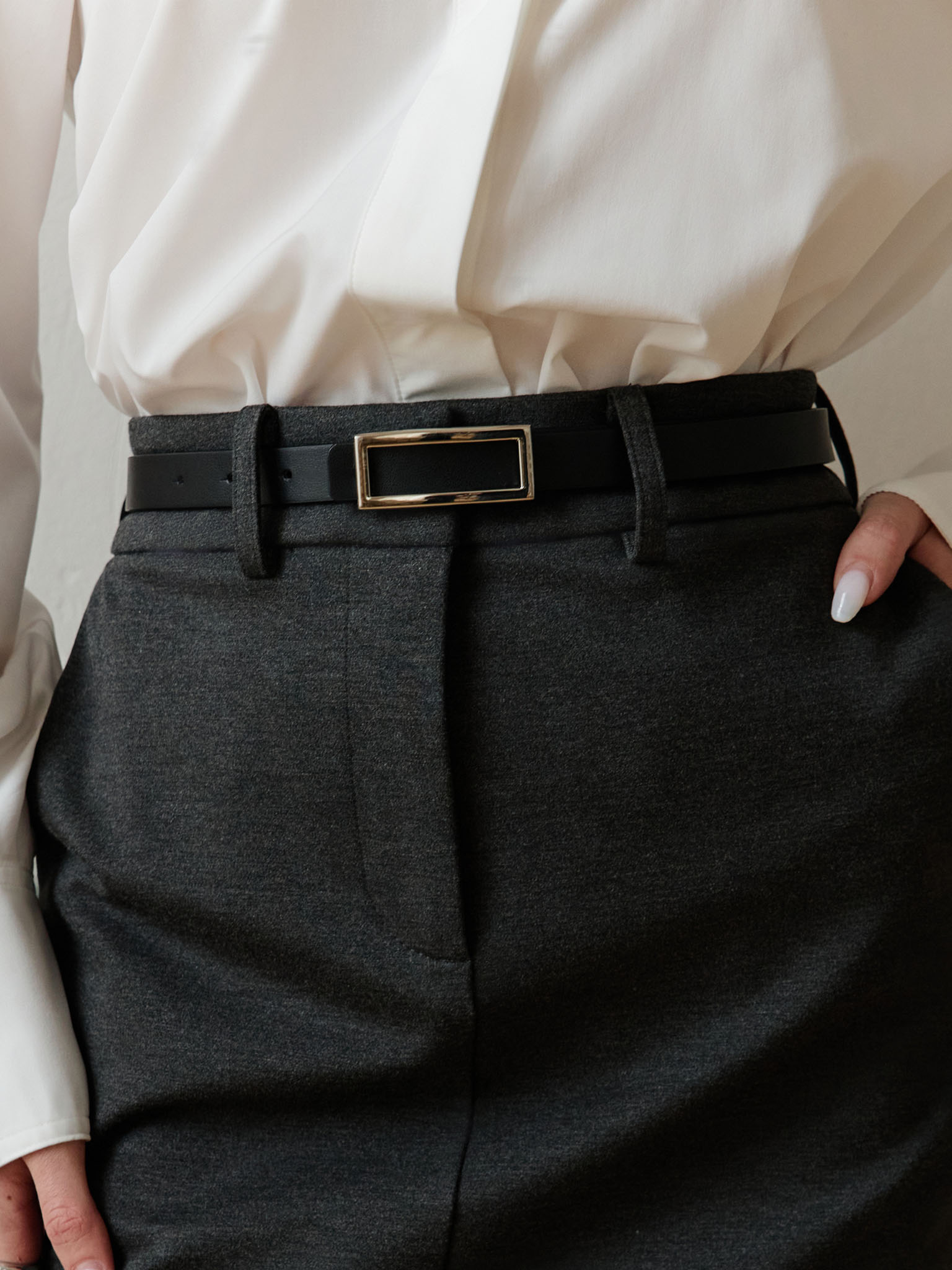 Straight knee-length pencil skirt with belt