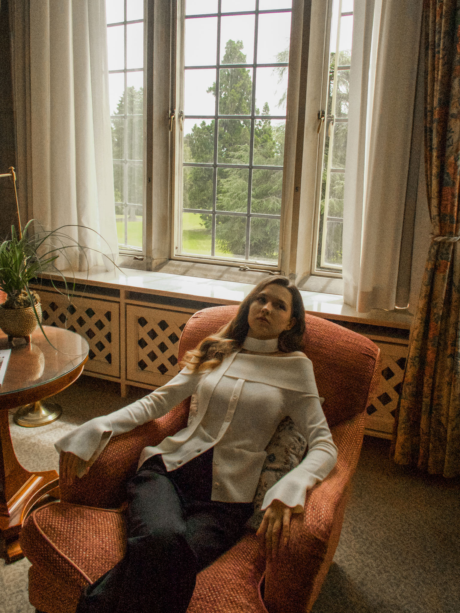 Knitted top with long sleeves and thin scarf