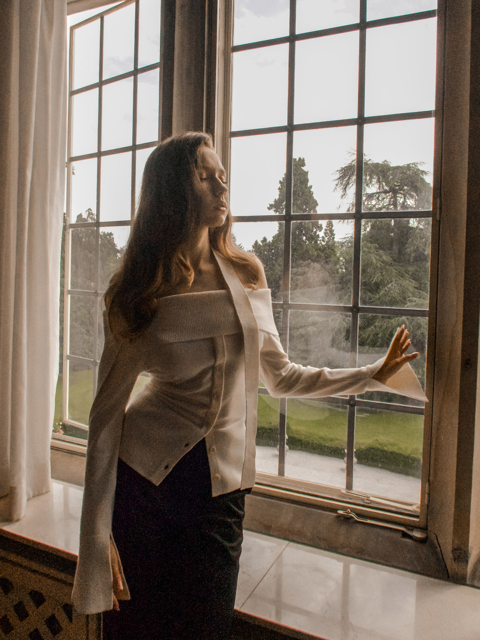 Knitted top with long sleeves and thin scarf