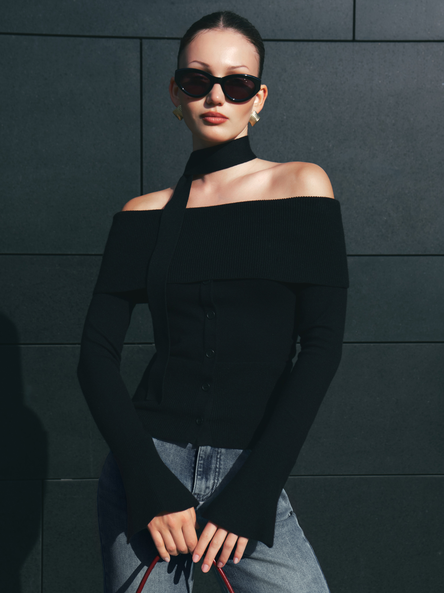 Knitted top with long sleeves and thin scarf