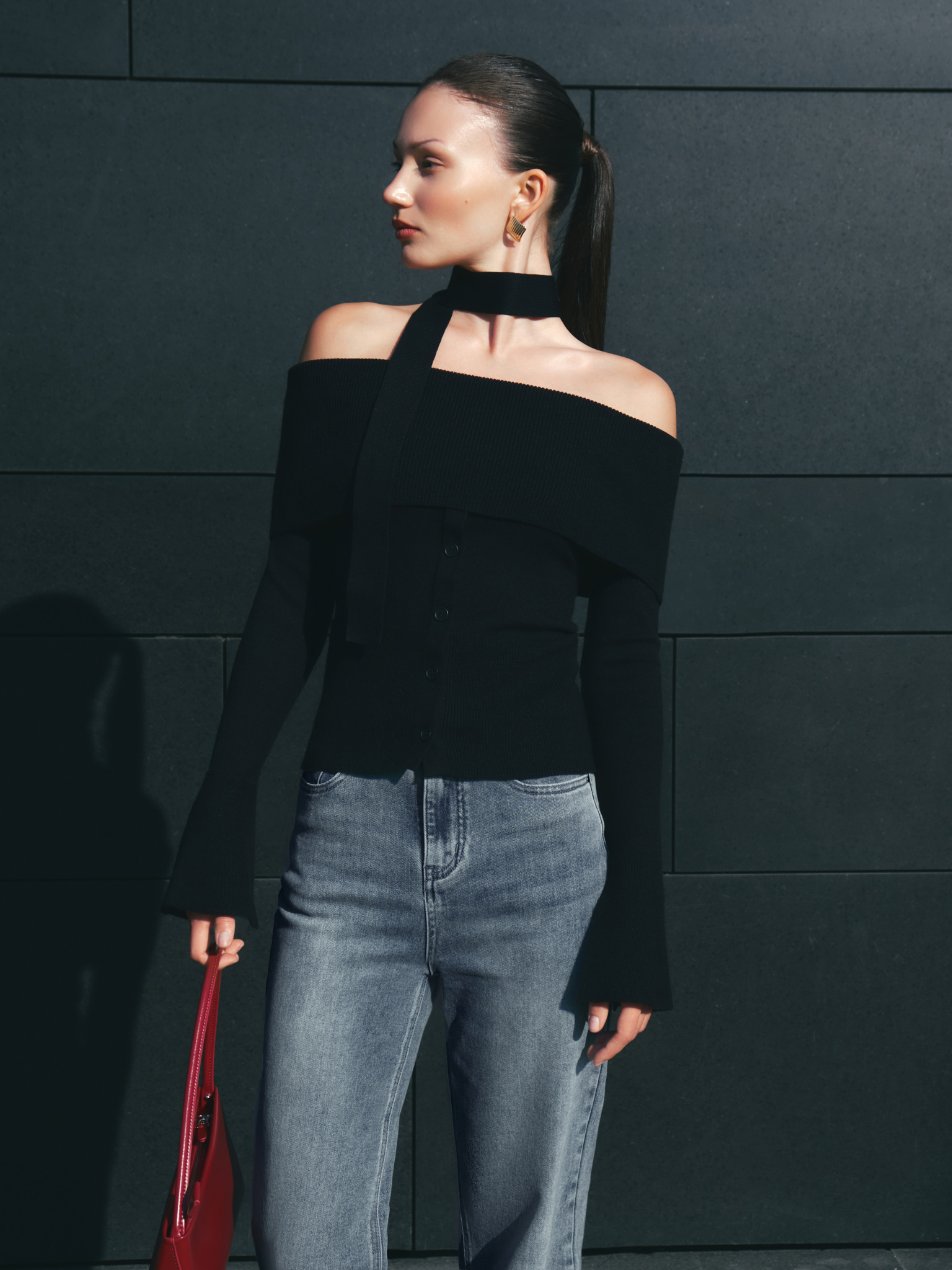 Knitted top with long sleeves and thin scarf