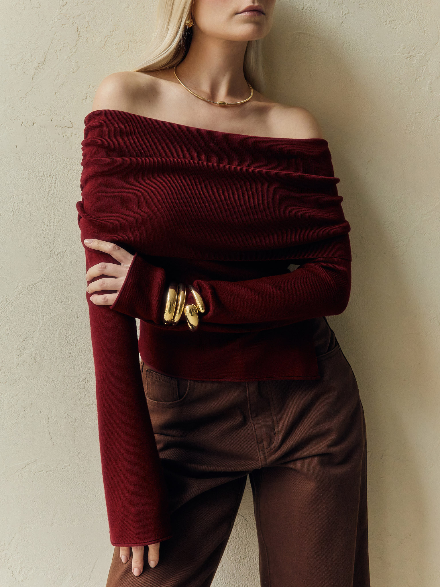 Dzianinowy sweter z odkrytymi ramionami