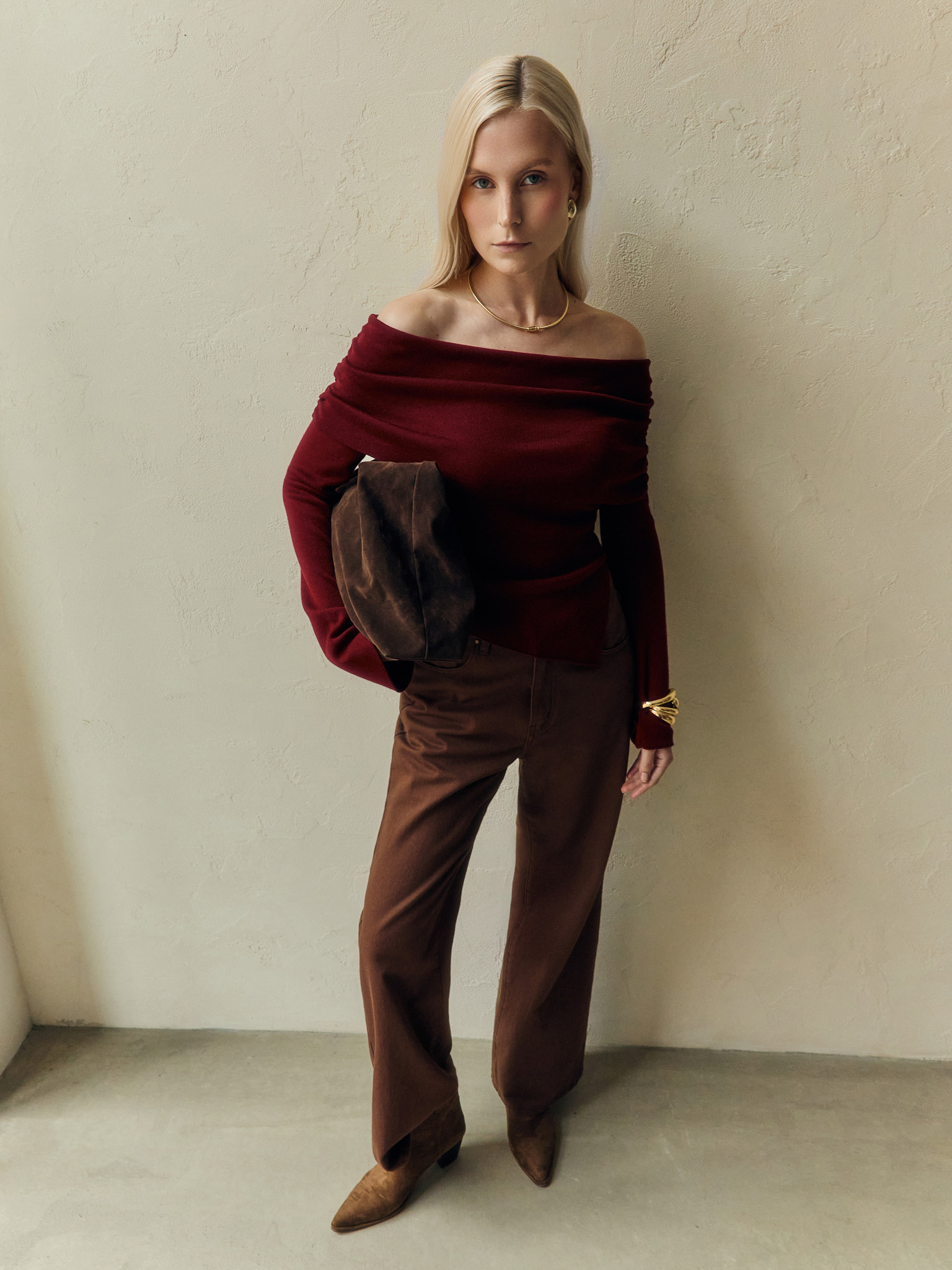 Dzianinowy sweter z odkrytymi ramionami